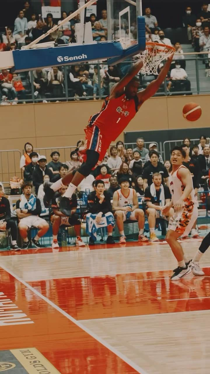 熊本ヴォルターズのインスタグラム：「強烈！速攻ダンク⚡️🏀  #ジャメールマクリーン 選手 @jamelmclean1  #熊本ヴォルターズ #熊本バスケ #bリーグ」