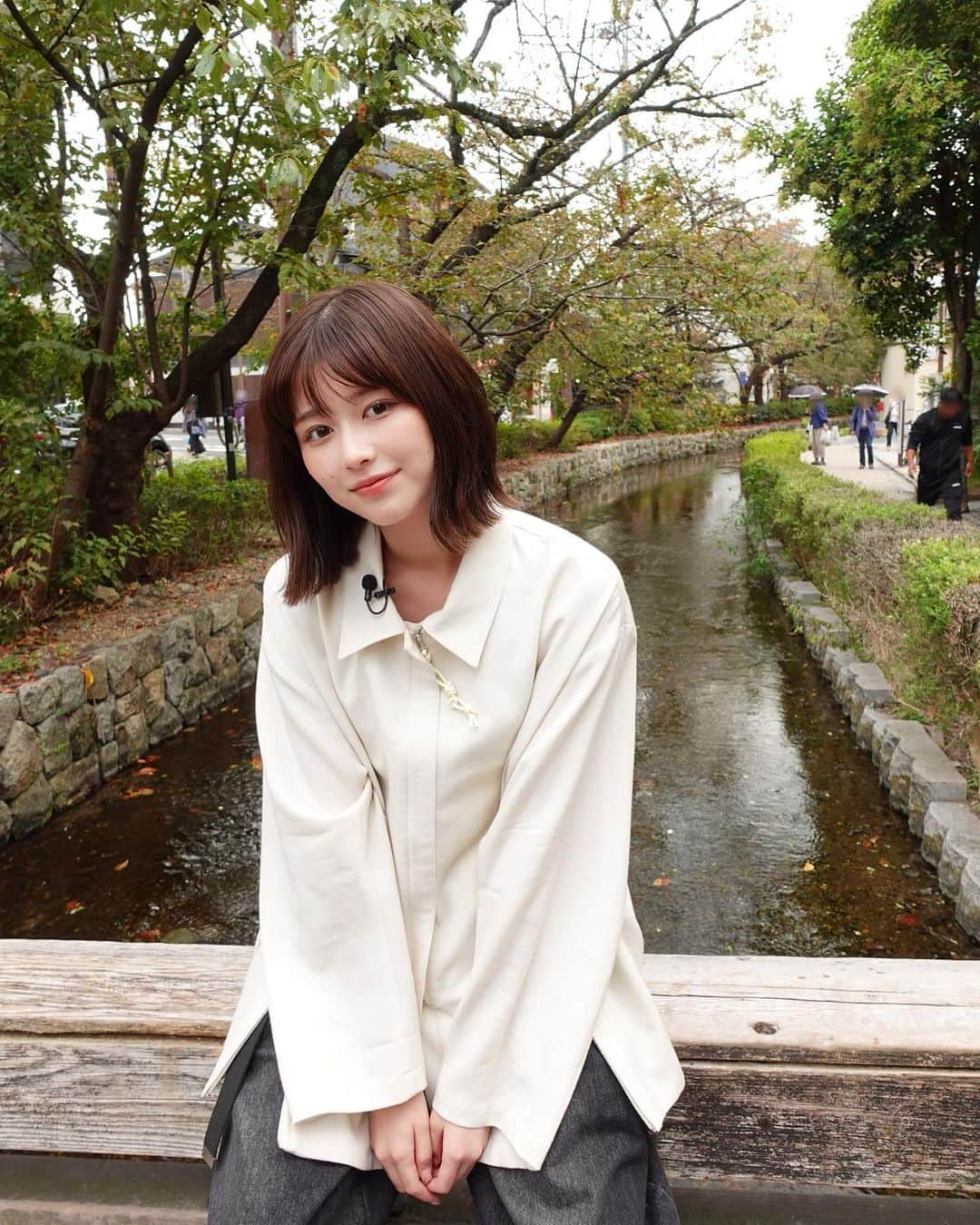 冴木柚葉のインスタグラム：「. ブランチ京都ロケ1日目のオフショ〜📷 みうちゃんがたくさん撮ってくれたから2日目はまた明日🤭  最後の3枚は衣装✨ シルエットが好みすぎる…！  衣装🌿 トップス、パンツ @knuthmarf_official   ブーツ @allsaintsjapan   camera📷　@suzukimiu_0414」