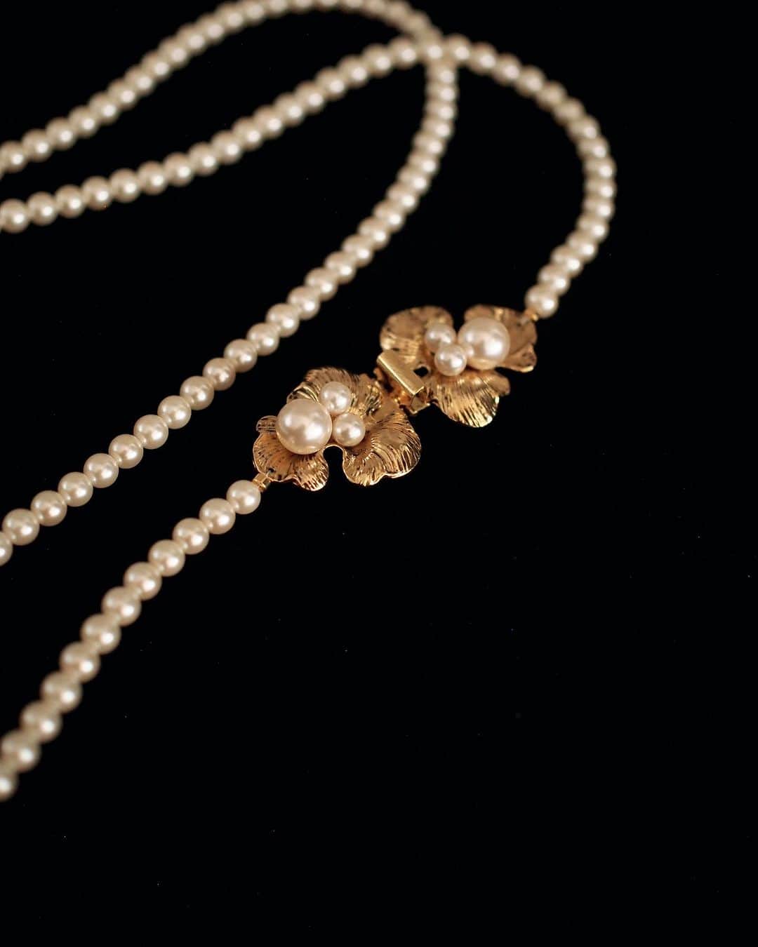 アデルのインスタグラム：「〈ADER.bijoux 10th ANNIVERSARY〉  ADER.bijouxは2023年8月で10周年を迎えました。  10周年を記念したアイテムを販売いたします。 2014年に発表のシリーズPETALより、新たにデザインをしたネックレス。同シリーズのイヤリングと合わせても素敵です。  - PETAL pearl long necklace   ADER.bijoux 公式オンラインストアにて、 本日11/6(月)19:00より予約販売いたします。  ※予約数量が埋まり次第に締め切らせて頂きます。 予めご了承くださいませ。  お届け予定：12月中旬ごろ 生産の都合により前後する場合がございます。  https://ader.stores.jp  これからもADER.bijouxをどうぞよろしくお願いします。  #aderbijoux #ADER #jewelry #accessory #anniversary #10th」