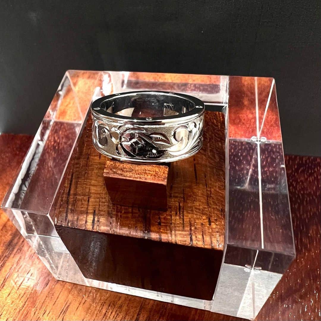 ハワイアンジュエリーのWailea（ワイレア）さんのインスタグラム写真 - (ハワイアンジュエリーのWailea（ワイレア）Instagram)「《Shinjuku Takashimaya Hale kuai》  Side by Sideのご紹介です。  厚みをしっかりつけた重厚感のあるリングの側面にさりげなくダイヤモンドを施したデザインです。  サイドで光るダイヤモンドの上品な輝きがよりハワイアンジュエリーの伝統的な柄を引き立たせます。  1年頑張ったご自身へのご褒美や大切なご記念のジュエリーなどにぜひいかがでしょうか？  #wailea  #ワイレア  #ハワイ  #ハワイアンジュエリー  #hawaiianjewelry  #Shinjuku  #新宿高島屋  #リング #ダイヤモンド #サイドダイヤ #オーダーメイドジュエリー #クリスマス #プレゼント #ご褒美 #クリスマスプレゼント #記念」11月7日 21時00分 - wailea.hawaii