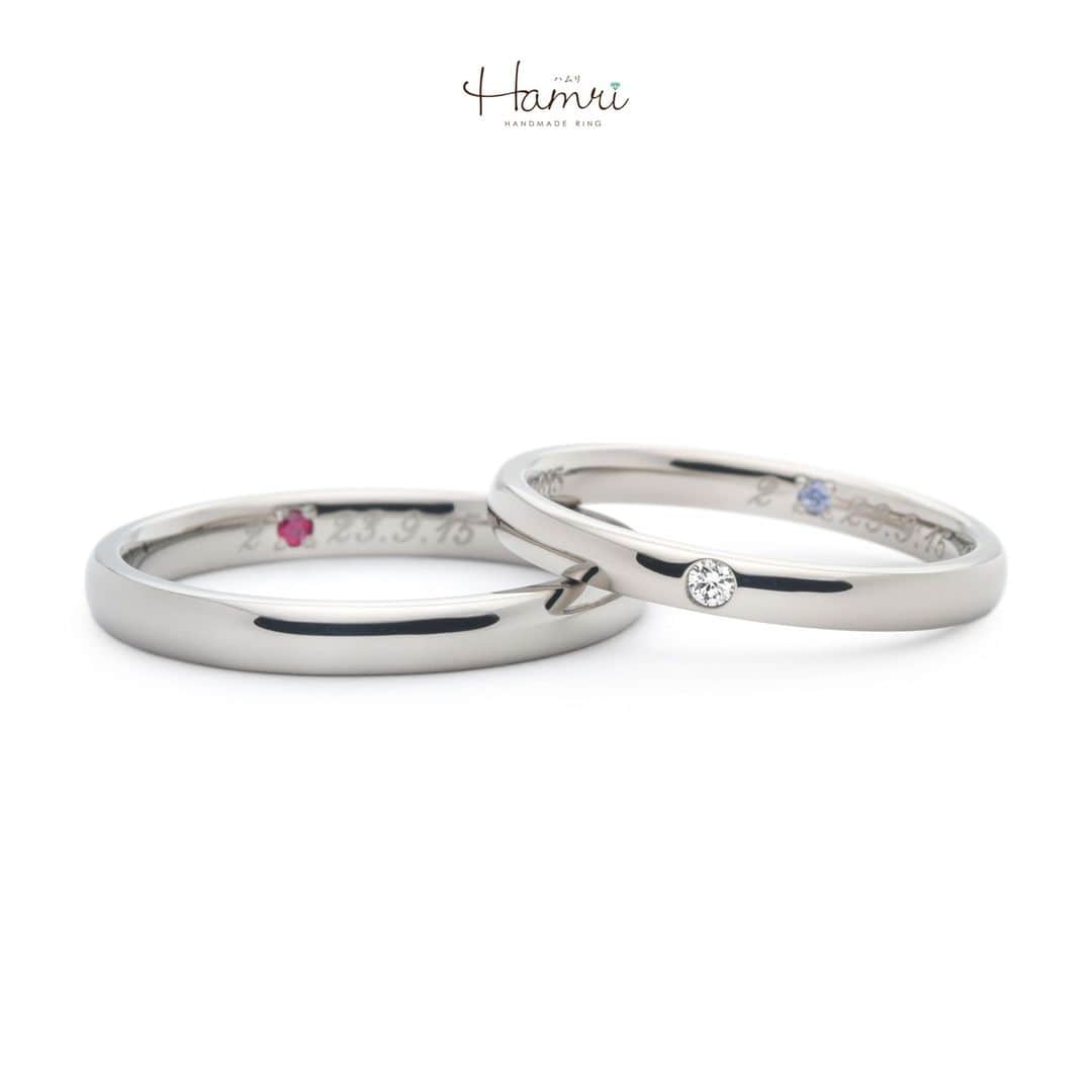 結婚指輪・婚約指輪『Hamri(ハムリ)』さんのインスタグラム写真 - (結婚指輪・婚約指輪『Hamri(ハムリ)』Instagram)「【手作り結婚指輪】  研ぎ澄まされたシンプルなストレートに 丸みをもたせた柔らかい印象のリング。  お二人のこだわりはそれぞれに合った貴金属。 男性側はブラックゴールド、 女性側はホワイトゴールド、 表面はすべて鏡面仕上げで磨き上げました。  女性側には正面にダイヤモンドを一石、 内側にはそれぞれの誕生石を刻印の文字の間にお留めいたしました。  お二人の想いをこめた素敵な結婚指輪が完成いたしました。 ご結婚おめでとうございます！  ==========================  ♦︎♢指輪制作の写真や動画を無料撮影、全データプレゼント♢♦︎  DMやLINEでのご相談お待ちしております♥ @hamri_omotesando  ❁・❁・❁・❁・❁・❁・❁・❁・❁・❁・❁  ＊結婚指輪・婚約指輪セットリング5%OFF＊  @hamri_omotesando  Hamri「ハムリ」  〒150-0001 東京都渋谷区神宮前5-11-11 2F  tel 0120-121-175 hp https://hamri.jp/  open 11:00〜19:00 close 火/水　祝日営業  ❁・❁・❁・❁・❁・❁・❁・❁・❁・❁・❁  #手作り結婚指輪 #結婚指輪 #マリッジリング #エンゲージリング #プレ花嫁 #Hamri #Hamri表参道 #オーダーメイドリング #鋳造 #ブライダルリング #ペアリング #ダイヤモンド #甲丸リング #ホワイトゴールド #ブラックゴールド #ゴールドリング #2023wedding #2024wedding #2023秋婚 #2023冬婚 #プレ花嫁準備 #プレ花嫁と繋がりたい #結婚指輪探し #結婚指輪選び #結婚準備  《Hamri検索タグ》  #Hamriデザイン #Hamri指輪作り #Hamri花嫁」11月6日 18時26分 - hamri_omotesando