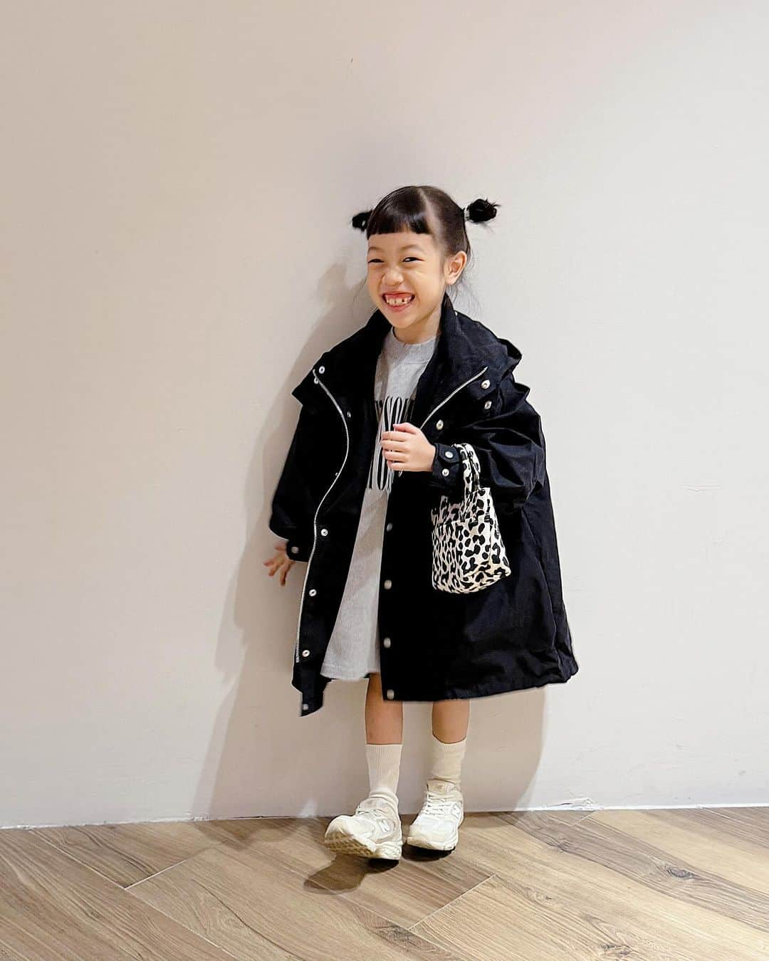 LOWRYS FARM-TWさんのインスタグラム写真 - (LOWRYS FARM-TWInstagram)「LOWRYS FARM KIDS    “Recommend item”    一件式洋裝，易於穿搭。  寬鬆版型，輪廓可愛！    輕鬆搭配裙子和褲子  可以用多種方式享受穿搭的樂趣◎    男孩也可以搭配緊身褲或喇叭褲。      ⁡  ★girl:115cm(120cm著用)  ★LOWRYS FARM【官網/台中LLP限定】童棉質胸前字母標語寬版連身洋裝-三色-982922  ★LOWRYS FARM【官網/台中LLP限定】童定番款品牌LOGO帆布托特包-六色-183540  ★LOWRYS FARM【官網/台中LLP限定】童3WAY可拆式多種穿搭組合軍裝外套-三色-967244              #lowrysfarmkids  #ローリーズファーム  #ローリーズファームキッズ  #kids  #キッズ  #童裝  #日本童裝」11月6日 18時27分 - lowrysfarm_tw