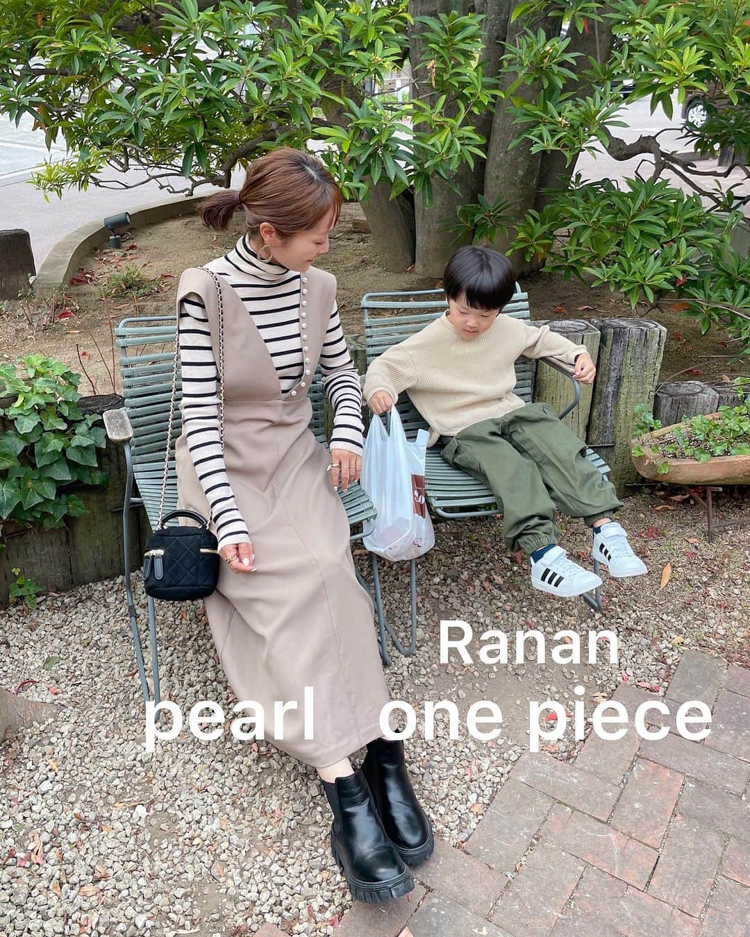 Kikuno Sayumiのインスタグラム：「あらにも褒められた可愛いワンピース👗 @ranan_official のものなんやけど、キレイめなワンピに存在感たっぷりなパールが付いてて着映えする✨ ・ ネックレスつけんでも華やかさが出て◎ ここは、ファッション通販なんやけどめちゃくちゃオシャレなアイテム多くて欲しいのたくさんあった‼️ カタログもファッション雑誌みたいで見応えあった😍 ・ Rananのアイテムが10%OFFになるクーポンを発行して頂いたよ✨クーポンコード【IR048】 11/30(木)まで使えるから是非チェックしてみてね💕 ・ ・ #PR#ranan#ラナン#ranaostyle #30代コーデ#ママコーデ#秋冬コーデ #ワンピース」