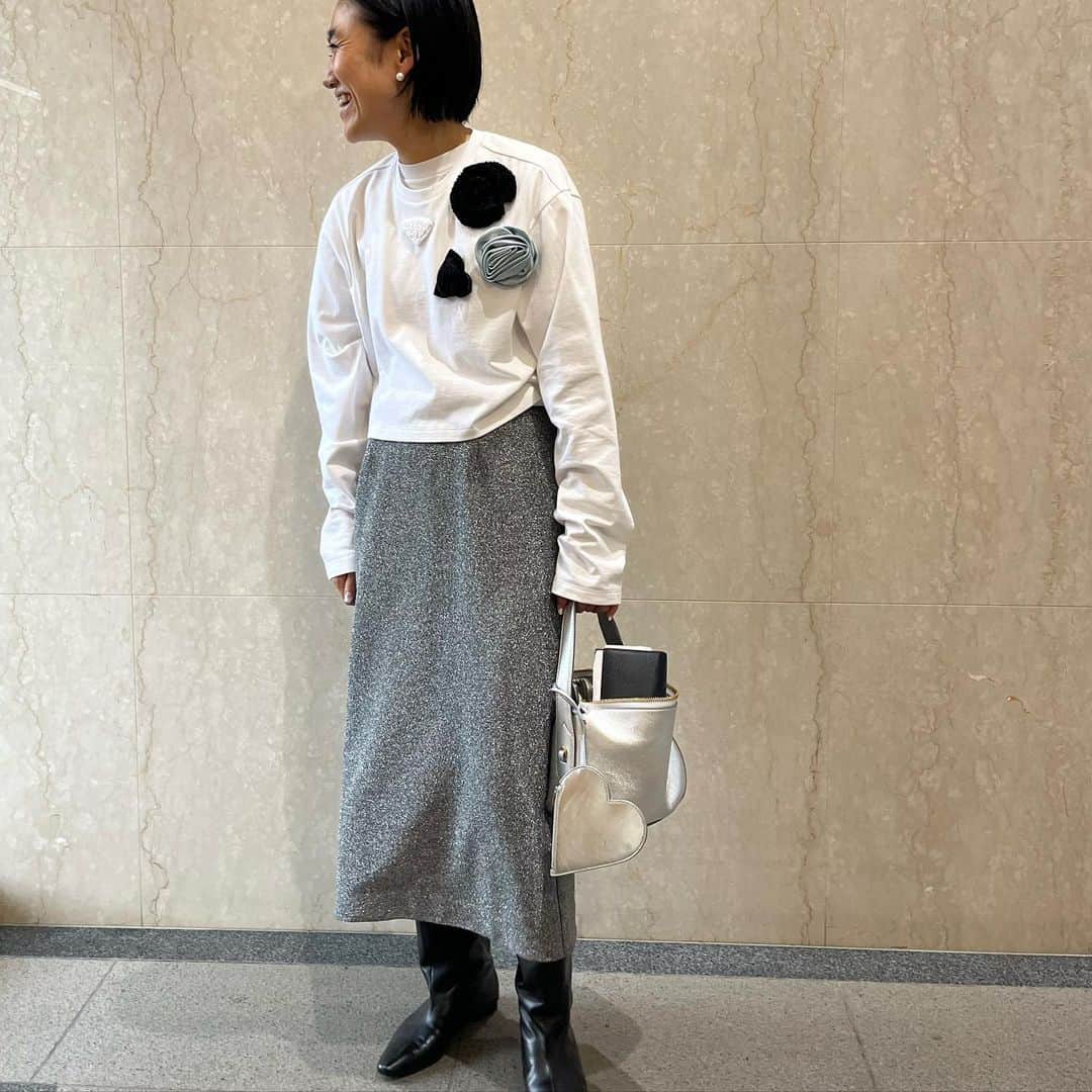 金子綾のインスタグラム：「today's... #ootd  #akcloset   久しぶりにリングのバランスを変えてみた。 ブーツはもうすぐ発売予定のコラボ♡ 履きやすくて、こればかり履いてる🤭」
