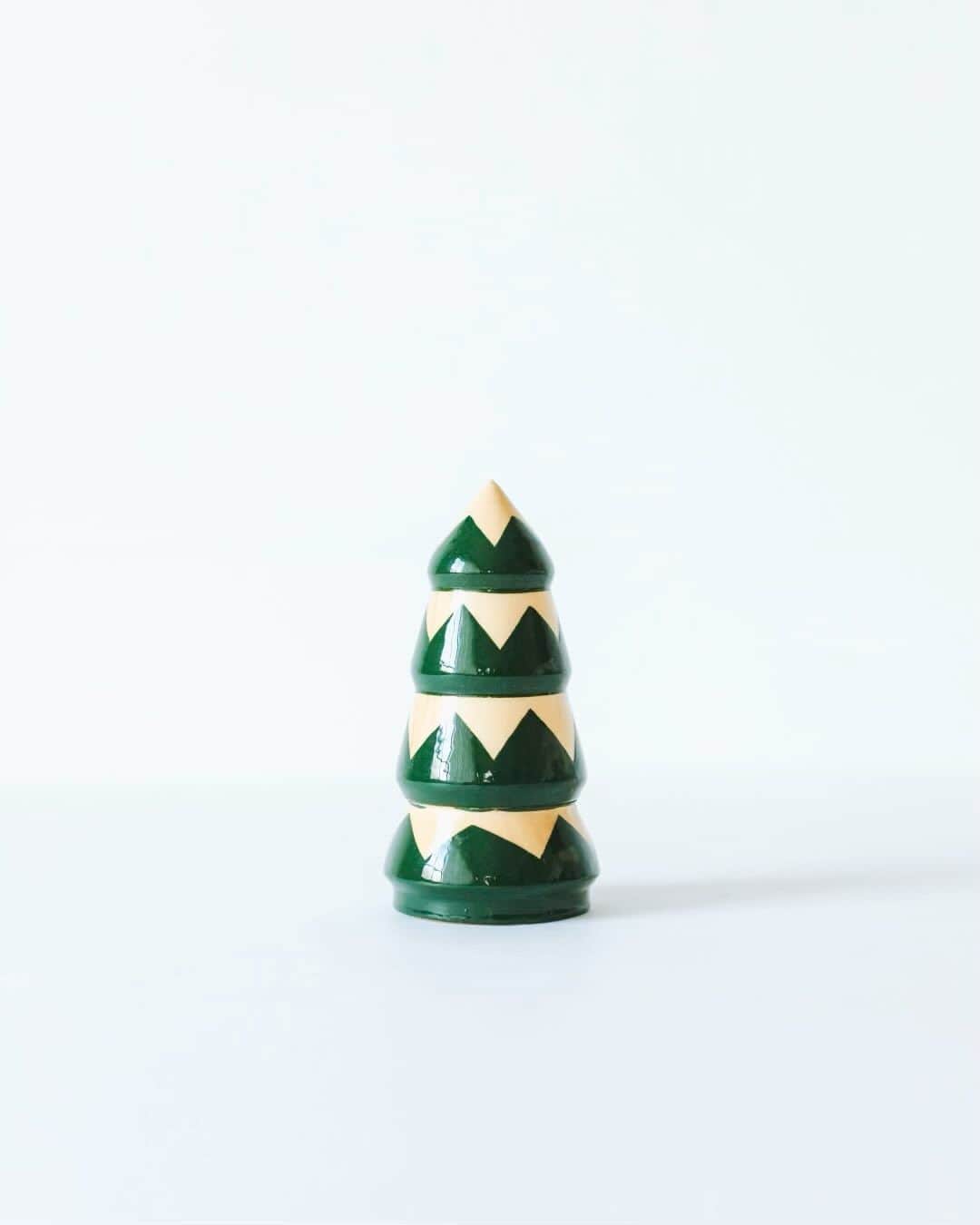オルネ ド フォイユのインスタグラム：「再入荷！ ツリーの中からサンタや動物たちが次々出てくる、 クリスマスならではのマトリョーシカ。  ツリーと黒猫は、シックな雰囲気になるよう、 特別にお願いして作ってもらったオリジナルです🎄🐈‍⬛ （サンタさんにも猫ヒゲが…！？）  一つひとつ職人さんが絵付けした、 温もりある佇まいとゆるい表情が魅力的。  手乗りサイズで場所もとらないので、 大きなツリーを飾らないけどクリスマス感は欲しい！ という方にもおすすめです。  一列に並べてみたり、ランダムに飾ったり。 日々ちょっとずつ配置を変えても楽しいですよ。  商品名：マトリョーシカ ツリー ツリー・サンタ・オオカミ・キツネ・ネコの5個セット  ———————————————  ●商品詳細はプロフィールのリンクからご確認ください。 👉@ornedefeuilles  ※検索画面で「マトリョーシカ」でチェック🔎  ※オンラインショップと不動前店の取扱い商品は異なります。  #マトリョーシカ #クリスマス #クリスマスインテリア #クリスマス飾り #クリスマスデコレーション#オブジェ#民藝 #ハンドメイト #暮らしを楽しむ #心地よい暮らし #丁寧な暮らし #ornedefeuilles #オルネドフォイユ」