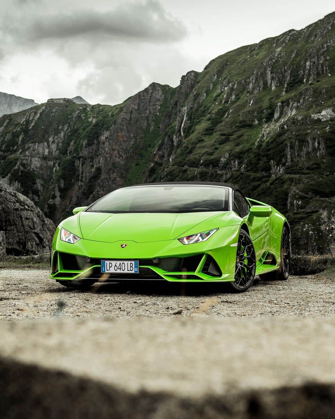 ランボルギーニさんのインスタグラム写真 - (ランボルギーニInstagram)「Every day is a chance to feel something extraordinary. In this case, the chance has a name: Huracán EVO Spyder.  A V10 super sports car that can reach 100 km/h in 3.1 seconds, that can thrill you with just a gaze at its impossibly bold figures, that can cut the wind and drive you to freedom. Every single day.  Captured by @denniswierenga   #Lamborghini #HuracanEVO #EveryDayAmplified __ Huracán EVO Spyder: fuel consumption combined 14.2 l/100km; CO2-emissions combined 338 g/km (WLTP EU27)」11月6日 18時21分 - lamborghini
