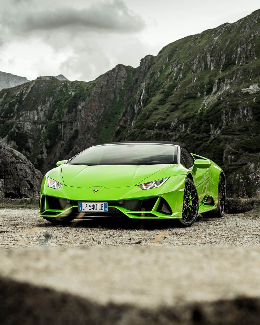 ランボルギーニのインスタグラム：「Every day is a chance to feel something extraordinary. In this case, the chance has a name: Huracán EVO Spyder.  A V10 super sports car that can reach 100 km/h in 3.1 seconds, that can thrill you with just a gaze at its impossibly bold figures, that can cut the wind and drive you to freedom. Every single day.  Captured by @denniswierenga   #Lamborghini #HuracanEVO #EveryDayAmplified __ Huracán EVO Spyder: fuel consumption combined 14.2 l/100km; CO2-emissions combined 338 g/km (WLTP EU27)」