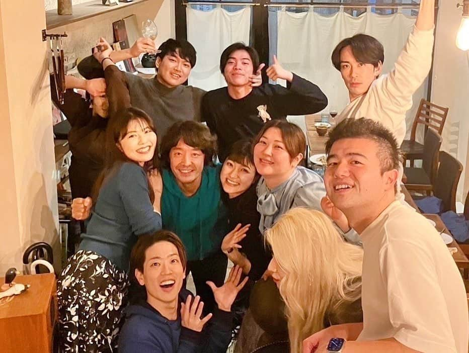 和田唱さんのインスタグラム写真 - (和田唱Instagram)「4日の夜、のだめミュージカルの打ち上げが都内で。皆さん長野で大千穐楽を終え、その足でスーツケース持ったままお店に。俺はお店から参加。この間「久々に二日酔い」ってツイートしたのは翌日の朝でした😄  いやぁ…キャストやスタッフの皆さんとあんな風に一緒に喋って飲んで、何なら曲を褒めてもらえて…俺はマジで幸せでした。「俺、今幸せだな〜」が数時間続きました。ワインがナチュラルだった事も手伝って相当進んでしまった！🍷🍷🍷改めて、家で生み出した曲の数々を舞台で華やかに体現して頂き、皆さん、心からありがとうございました😌✨  あと竹中さんとなだぎさんが来れなかったので、スタッフも（店員さんも）含めて俺が最年長だった事にビックリ😳俺以外は全員30代と20代！こんな時代がやってくるとは。でもこういう出会いが嬉しいよねぇ。  そんなわけでして、自分は舞台には立ってないくせに心のどっかで一緒に立ってるような、そんな1ヶ月が終わってしまった。夢のような1ヶ月だった。一生の思い出になるだろう。キャストの皆さんはみんな次の作品の稽古に入るらしい。なんてこった、凄すぎる。  とにかくまたこの「ミュージカル・のだめカンタービレ」がいつか再演が決まって、このメンバーが再集結出来る日を楽しみに待ちたいと思う。  皆さん本当にお疲れ様でしたー！！🎉🎉🎉 Love you all✨✨✨  #ミュージカルのだめカンタービレ  #上野樹里　#三浦宏樹　#有澤樟太郎  #仙名彩世　#竹内將人　#内藤大希　 #なだぎ武　#竹中直人　 #石井千賀　#尾崎豪　#小原悠輝　 #堤梨菜　#露詰茉悠　#友部柚里　 #焙煎功一　#松村桜李 #上田一豪　#和田唱　#深澤恵梨香 #ニノ宮知子」11月6日 18時23分 - sho_wada_triceratops