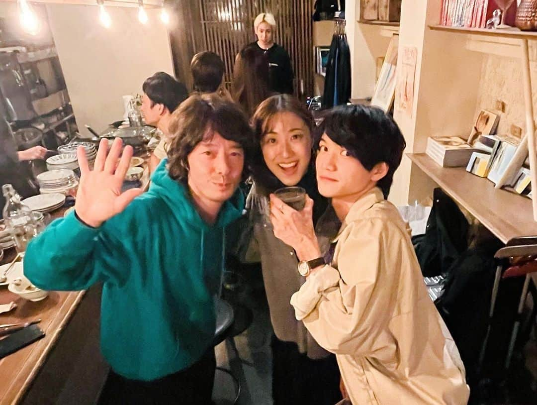 和田唱さんのインスタグラム写真 - (和田唱Instagram)「4日の夜、のだめミュージカルの打ち上げが都内で。皆さん長野で大千穐楽を終え、その足でスーツケース持ったままお店に。俺はお店から参加。この間「久々に二日酔い」ってツイートしたのは翌日の朝でした😄  いやぁ…キャストやスタッフの皆さんとあんな風に一緒に喋って飲んで、何なら曲を褒めてもらえて…俺はマジで幸せでした。「俺、今幸せだな〜」が数時間続きました。ワインがナチュラルだった事も手伝って相当進んでしまった！🍷🍷🍷改めて、家で生み出した曲の数々を舞台で華やかに体現して頂き、皆さん、心からありがとうございました😌✨  あと竹中さんとなだぎさんが来れなかったので、スタッフも（店員さんも）含めて俺が最年長だった事にビックリ😳俺以外は全員30代と20代！こんな時代がやってくるとは。でもこういう出会いが嬉しいよねぇ。  そんなわけでして、自分は舞台には立ってないくせに心のどっかで一緒に立ってるような、そんな1ヶ月が終わってしまった。夢のような1ヶ月だった。一生の思い出になるだろう。キャストの皆さんはみんな次の作品の稽古に入るらしい。なんてこった、凄すぎる。  とにかくまたこの「ミュージカル・のだめカンタービレ」がいつか再演が決まって、このメンバーが再集結出来る日を楽しみに待ちたいと思う。  皆さん本当にお疲れ様でしたー！！🎉🎉🎉 Love you all✨✨✨  #ミュージカルのだめカンタービレ  #上野樹里　#三浦宏樹　#有澤樟太郎  #仙名彩世　#竹内將人　#内藤大希　 #なだぎ武　#竹中直人　 #石井千賀　#尾崎豪　#小原悠輝　 #堤梨菜　#露詰茉悠　#友部柚里　 #焙煎功一　#松村桜李 #上田一豪　#和田唱　#深澤恵梨香 #ニノ宮知子」11月6日 18時23分 - sho_wada_triceratops