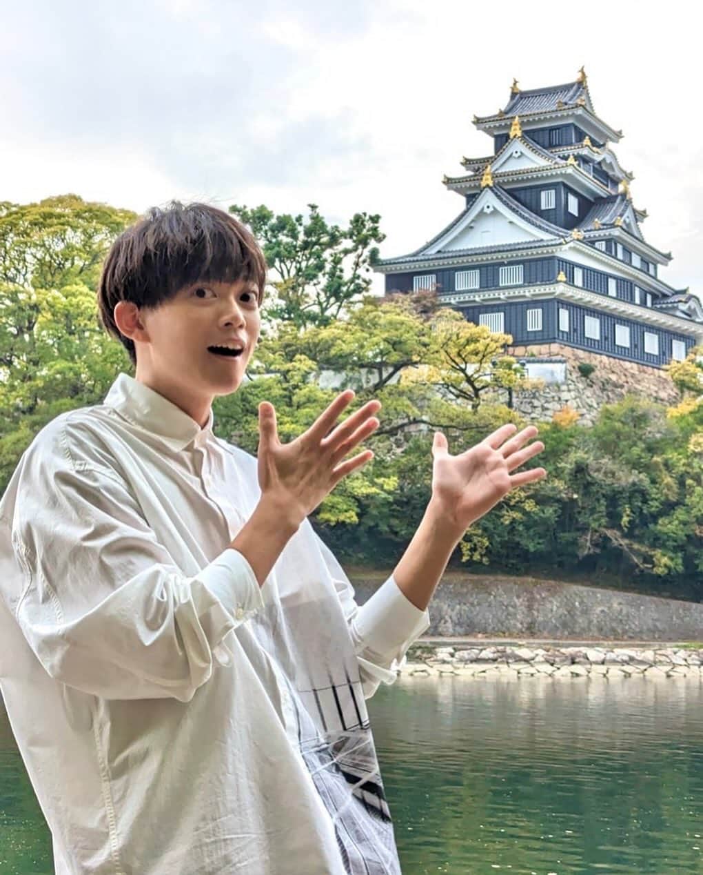 のインスタグラム：「来たぜ岡山！！ #岡山城 🏯！！  でけえ〜〜〜〜〜！！！！！！！！  いま岡山城で #謎解き もやってるよ！ぜひ遊びに行ってみてね🙇🏻‍♂️🙇🏻‍♂️」