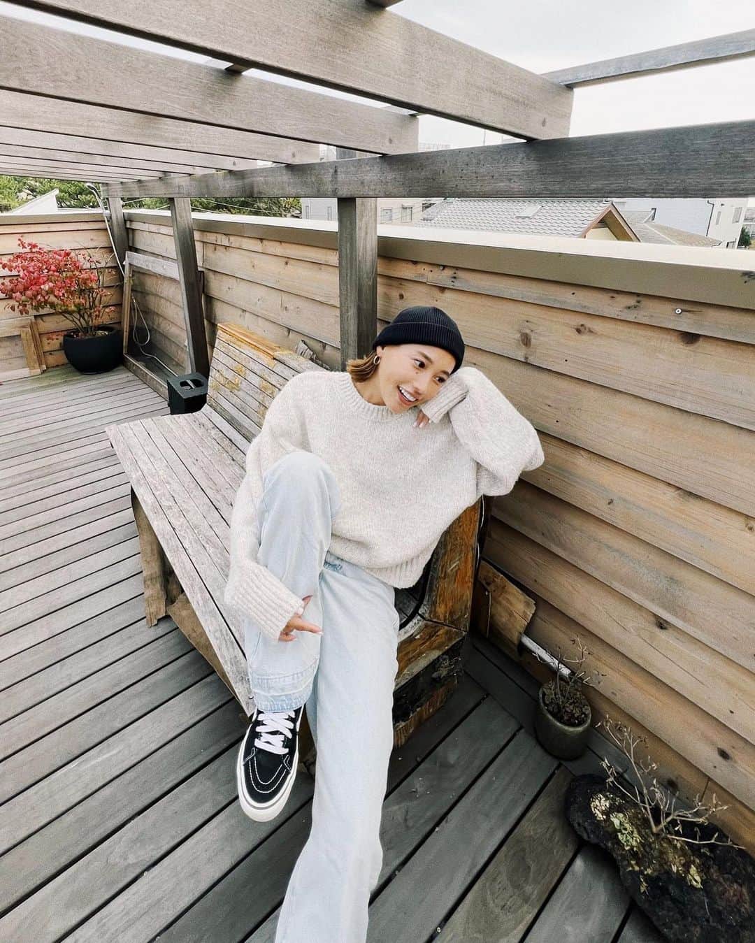 馬詰まほのインスタグラム：「Knit🐥🧶 毎年、この形のニットはカラーをアップデートして げっとしてる気がする。それぐらいお気に入り🫶🏼 なんてったってシンプルが一番すき。 @ungrid_official @ungrid_staffsnap  #ungrid_official #outfit #pr #♥♥♥☺︎♥♥♥」
