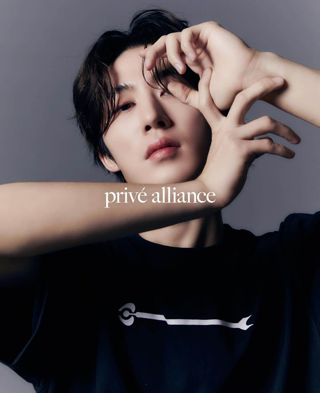 B.I（キム・ハンビン）のインスタグラム：「PRIVÉ ALLIANCE BY B.I available now at www.privealliance.com.  B.I pairs up with Privé Alliance for the official clothing collection rooted from his Love or Loved Part.2 Global EP.  “Fashion and the idea of collaborations help me expand my creative barriers. I hope everyone will dive into the various shades of love in this personal project with Privé Alliance.”  #PriveAlliance #PriveAlliancebyBI #KimHanbin」