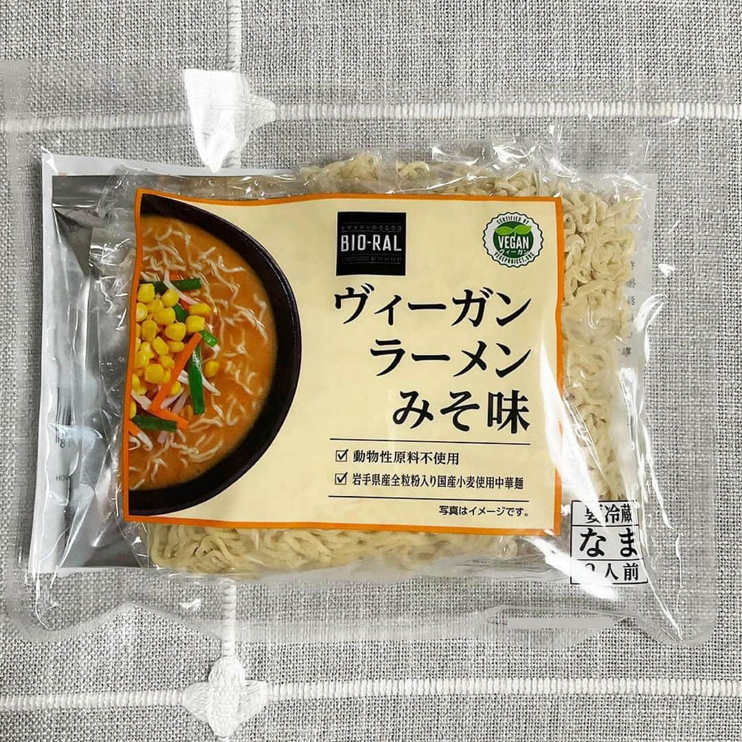 BIO-RAL靭店さんのインスタグラム写真 - (BIO-RAL靭店Instagram)「. 植物性原材料だけでつくった国産小麦のラーメンです😋  ビオラル靭店・ビオラルエキマルシェ大阪店限定！ ヴィーガンラーメン（しょうゆ味・みそ味）が登場👀✨ ヴィーガンの方にも、そうでない方にも ぜひお試しいただきたい商品です🌱  ◉動物性原料不使用 ◉岩手県産全粒粉入り国産小麦使用中華麺 ヴィーガン認証を取得した商品です👏  ---------------------- ＼おすすめ品／ ◉ヴィーガンラーメン しょうゆ味 2食入／本体価格598円  植物性原材料だけで仕込んだスープは 濃口醤油とたまり醬油の2種類を使用！ 昆布、野菜（玉ねぎ、しいたけ、白菜、ネギ）の 旨味を活かしたやさしい味わいのスープです💪  ◉ヴィーガンラーメン みそ味 2食入／本体価格598円  植物性原材料だけで仕込んだスープは 赤味噌と白味噌をブレンド使用！ にんにく、生姜、ソテーオニオンの旨味を活かし さらに隠し味に練りごまを加えた深みある味わいです☺  ----------------------  スタッフはみそ味がおすすめです😋 麺の茹で時間が硬さによりますが50～80秒と めっちゃ早い！👀 スープも飲み干したいくらい味噌の香りとピリッと唐辛子が美味しいです◎ 少し規定より少なめのお湯で溶かすぐらいが好みでした～♪  ぜひビオラル店舗でお買い求めください💖  ※価格は定番価格となりますので 店頭表示価格と異なる場合がございます。 ※数に限りがございます。売り切れの際はご容赦ください。 ※画像はすべてイメージです。 ※トッピングの具材は付属しておりません  ----------------------------  皆さまの気になる商品は何ですか？ ビオラルで「買ってみました！」「試してみました！」など @bioral_west のタグをつけて教えてくださいね🍀  #植物性原材料 #ヴィーガン #ビーガン #ヴィーガンラーメン #ヴィーガン認証 #動物性原料不使用 #ビオラル店舗限定 #全粒粉入り #国産小麦使用 #味噌ラーメン #醬油ラーメン #ゆるヴィーガン #時短クッキング #プライベートブランド #bioral #ビオラル #ビオラル靭店 #ビオラルエキマルシェ大阪店 #限定商品 #ライフ #スーパーライフ #ライフコーポレーション #ナチュラルスーパーマーケット #ビオラル生活 #biorallife #エキマルシェ大阪 #エキマルシェ #大阪 #osaka #vegan」11月8日 17時00分 - bioral_west