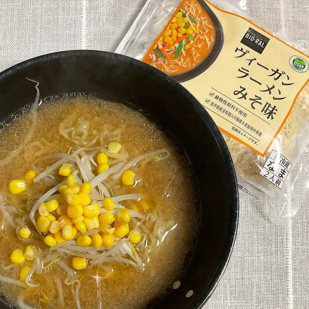 BIO-RAL靭店さんのインスタグラム写真 - (BIO-RAL靭店Instagram)「. 植物性原材料だけでつくった国産小麦のラーメンです😋  ビオラル靭店・ビオラルエキマルシェ大阪店限定！ ヴィーガンラーメン（しょうゆ味・みそ味）が登場👀✨ ヴィーガンの方にも、そうでない方にも ぜひお試しいただきたい商品です🌱  ◉動物性原料不使用 ◉岩手県産全粒粉入り国産小麦使用中華麺 ヴィーガン認証を取得した商品です👏  ---------------------- ＼おすすめ品／ ◉ヴィーガンラーメン しょうゆ味 2食入／本体価格598円  植物性原材料だけで仕込んだスープは 濃口醤油とたまり醬油の2種類を使用！ 昆布、野菜（玉ねぎ、しいたけ、白菜、ネギ）の 旨味を活かしたやさしい味わいのスープです💪  ◉ヴィーガンラーメン みそ味 2食入／本体価格598円  植物性原材料だけで仕込んだスープは 赤味噌と白味噌をブレンド使用！ にんにく、生姜、ソテーオニオンの旨味を活かし さらに隠し味に練りごまを加えた深みある味わいです☺  ----------------------  スタッフはみそ味がおすすめです😋 麺の茹で時間が硬さによりますが50～80秒と めっちゃ早い！👀 スープも飲み干したいくらい味噌の香りとピリッと唐辛子が美味しいです◎ 少し規定より少なめのお湯で溶かすぐらいが好みでした～♪  ぜひビオラル店舗でお買い求めください💖  ※価格は定番価格となりますので 店頭表示価格と異なる場合がございます。 ※数に限りがございます。売り切れの際はご容赦ください。 ※画像はすべてイメージです。 ※トッピングの具材は付属しておりません  ----------------------------  皆さまの気になる商品は何ですか？ ビオラルで「買ってみました！」「試してみました！」など @bioral_west のタグをつけて教えてくださいね🍀  #植物性原材料 #ヴィーガン #ビーガン #ヴィーガンラーメン #ヴィーガン認証 #動物性原料不使用 #ビオラル店舗限定 #全粒粉入り #国産小麦使用 #味噌ラーメン #醬油ラーメン #ゆるヴィーガン #時短クッキング #プライベートブランド #bioral #ビオラル #ビオラル靭店 #ビオラルエキマルシェ大阪店 #限定商品 #ライフ #スーパーライフ #ライフコーポレーション #ナチュラルスーパーマーケット #ビオラル生活 #biorallife #エキマルシェ大阪 #エキマルシェ #大阪 #osaka #vegan」11月8日 17時00分 - bioral_west