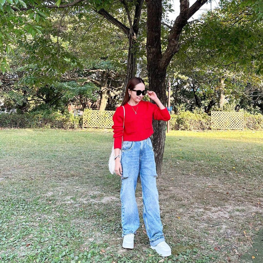 のインスタグラム：「Sunday🎄  公園日和だった昨日はカジュアルコーデ。 気付けばクリスマスカラーだった🎅🏻笑  knitwear @zara denim @maisonmargiela  bag @charmant_sac  sneaker @celine」