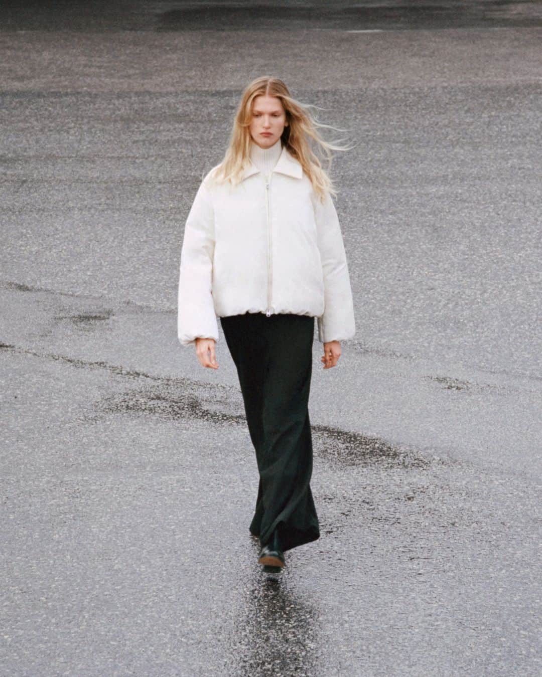 ARKETのインスタグラム：「This padded down jacket is made with @redowninc upcycled down and feathers. This style has a boxy silhouette with dropped shoulders, styled with side seam pockets and a two-way Vislon® zip closure. Explore our full assortment of outerwear: link in bio. - #ARKET」