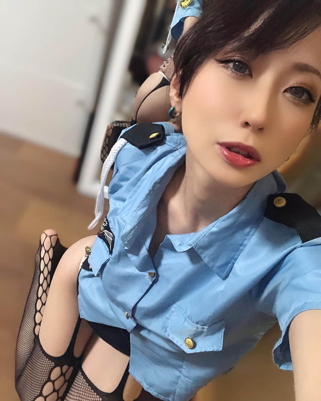 のインスタグラム：「ずっと好きでいないと逮捕するぞ？( •̀ω•́ゞ)✧ﾋﾞｼｯ!!👮🏻🚓🚨  I wore a costume for Halloween🎃👻💛 . . 今年のハロウィン💞ファンクラブにはさらにたくさんの写真と動画を載せてるので登録してね🥰 . . . #フリーモデル #ポートレートモデル #ハロウィン #作品撮り  #モデル #instalike #Shooting #japantravel  #followme #model #japanesegirl #portraits_ig #asianbeauty #instadaily」