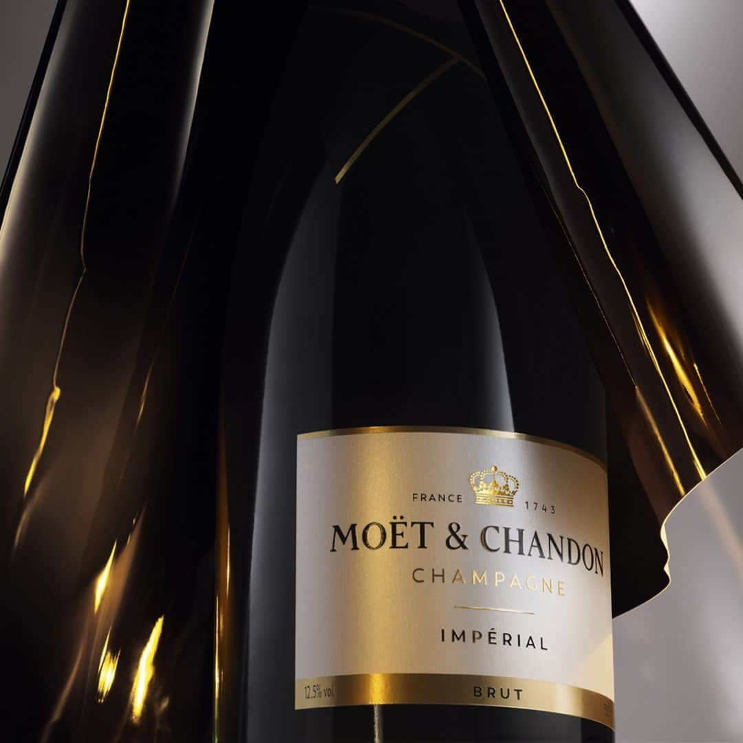 Moët & Chandon Officialのインスタグラム：「An icon, reinterpreted. Evolving & elevating the face of Moët Impérial, a toast to our signature champagne.⁣ ⁣ #ToastWithMoet #MoetImperial #MoetChandon⁣ ⁣ This material is not intended to be viewed by persons under the legal alcohol drinking age or in countries with restrictions on advertising on alcoholic beverages. ENJOY MOËT RESPONSIBLY.」