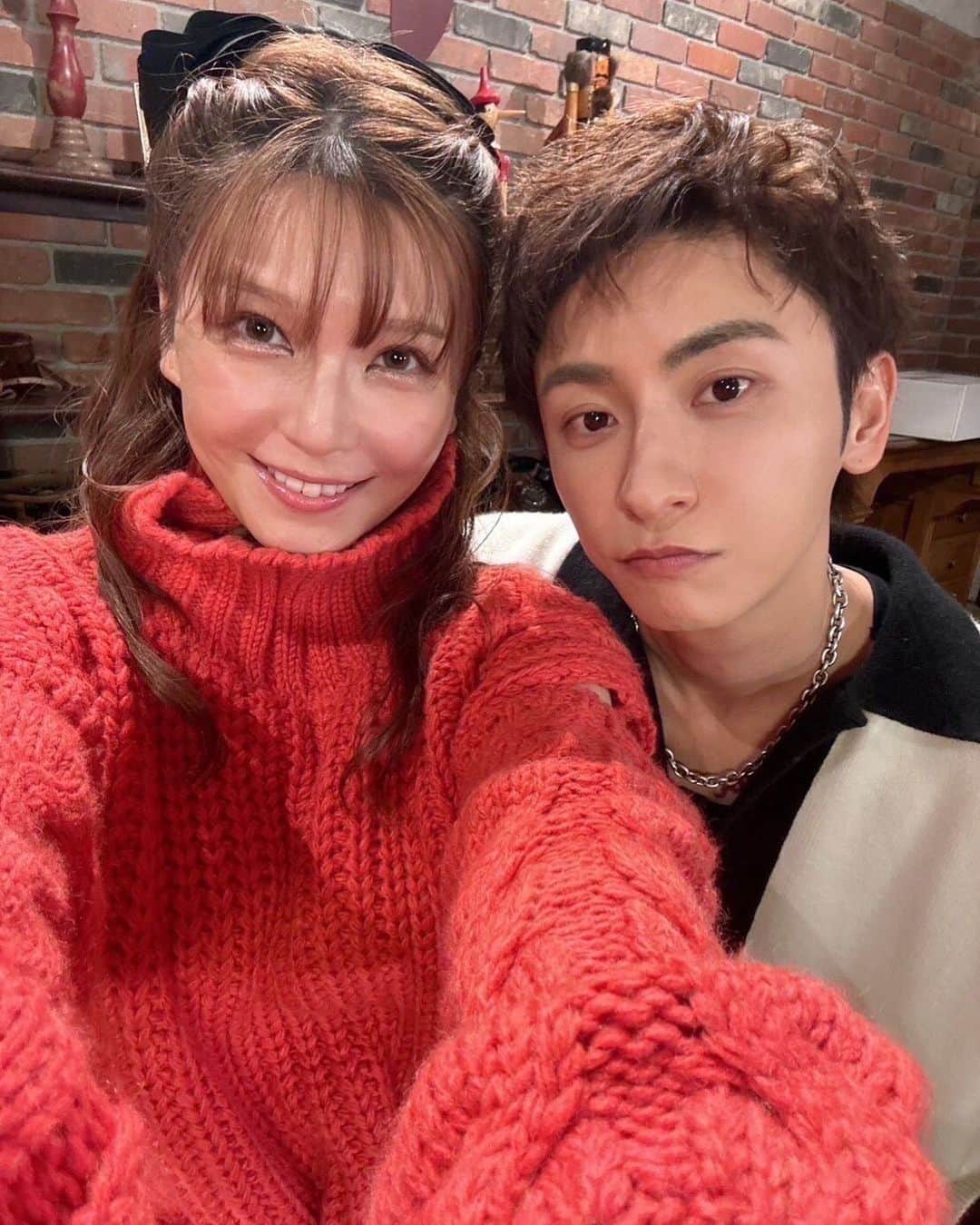 宇野実彩子さんのインスタグラム写真 - (宇野実彩子Instagram)「． 真司郎と再会🤝✨️  1時間半も生配信😳 爆笑だしパワーチャージもできた!!  見てくれたみんなもほんとにありがとう♥️  12月に帰ってくるのも待ってるよ😉🇯🇵」11月6日 18時30分 - misako_uno_aaa