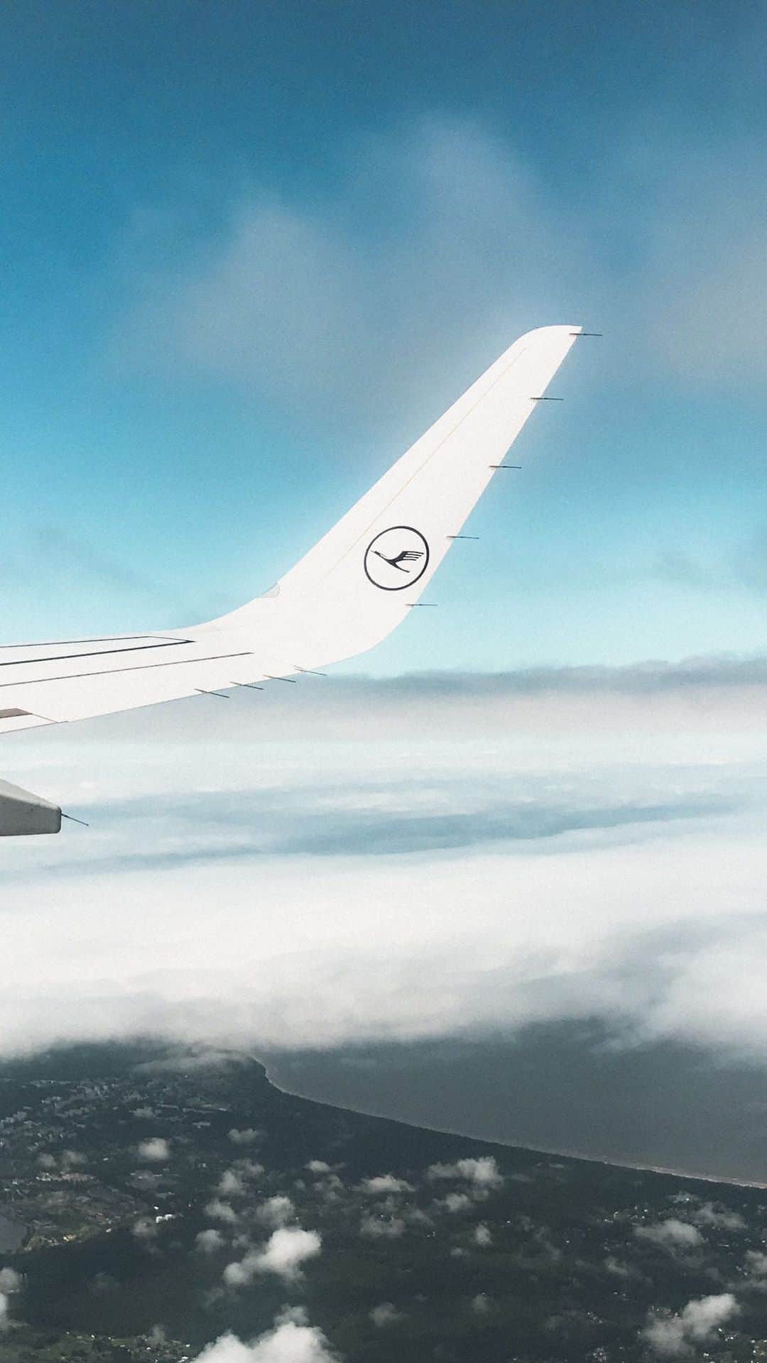 ルフトハンザのインスタグラム：「Monday is the runway of the week 🛫  #Lufthansa #Liftoff #PlaneViews」