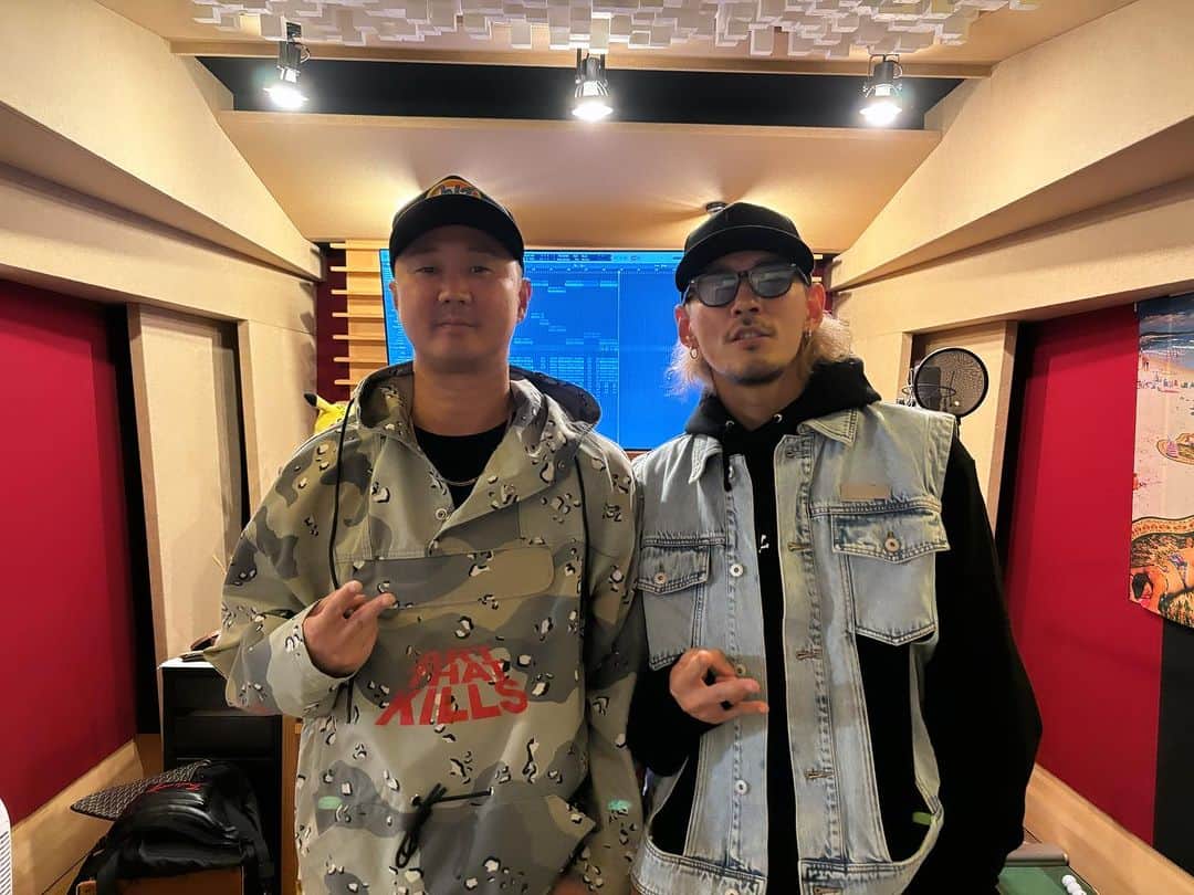 草川瞬さんのインスタグラム写真 - (草川瞬Instagram)「韓国 Song writing camp Day5  この日は @earattack とのセッション。 自分の大好きなアーティストや楽曲を生み出している Producerで非常に楽しみにしていました でも凄い方ということで緊張もありました スタジオにお邪魔してからは凄く気さくに話して下さり 1曲素敵な楽曲を完成させることが出来ました。 彼との時間は本当に自分にとっても刺激的で 最高にエキサイティングな時間になりました！ ご一緒させてもらえて光栄です！ これからも沢山の作品を生み出したいです！ Earattackさん、ありがとう御座いました！ 日本に来たら飲みましょう🍻  Korea Song writing camp Day5  On this day, I had a session with Earattack. I was very much looking forward to this session with Earattack, who is a producer of my favorite artists and songs. Producer of my favorite artists and songs, so I was very much looking forward to the session. But I was also nervous because he is a great guy. After we visited him in the studio, he was very friendly and talked with me. We were able to complete a great song. The time I spent with him was really exciting for me. It was the most exciting time for me! I am honored to have had the opportunity to work with him! I hope to create many more works in the future! Thank you very much, Earattack! Let's have a drink when you come to Japan 🍻  한국 노래 쓰기 캠프 Day5  이 날은 Earattack 씨와의 세션. 자신이 좋아하는 아티스트와 곡을 만들어내는 프로듀서입니다. 프로듀서라 매우 기대가 컸습니다. 하지만 대단한 분이라서 긴장도 했어요. 스튜디오에 방문하고 나서는 굉장히 친절하게 이야기해 주셔서 1곡의 멋진 곡을 완성할 수 있었습니다. 그와 함께한 시간은 정말 저에게도 자극이 되었고 가장 흥미진진한 시간이었습니다! 함께 할 수 있어서 영광입니다! 앞으로도 많은 작품을 만들어 내고 싶습니다! Earattack님, 감사합니다! 일본에 오면 술 한잔 합시다🍻!」11月6日 18時30分 - shunkusakawa