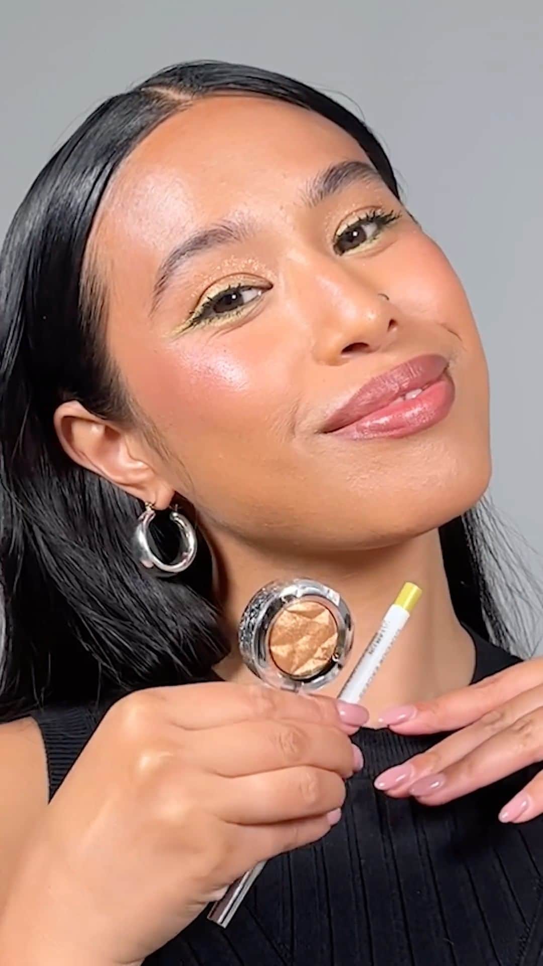 のインスタグラム：「Ne cessez JAMAIS de BRILLER avec notre édition limitée #MacHoliday ! ✨  Comme notre mua @lxstv, créez facilement un look scintillant avec notre fard à paupières Sparkler - Gold Crush et notre crayon Colour Excess - Gleam On.  Que pensez-vous du résultat ? 😊  📹 Regram @lxstv @maccosmeticsuk  #MacHoliday #MacBizarreBlizzardBash #MakeUpLovers #MakeUpTips」