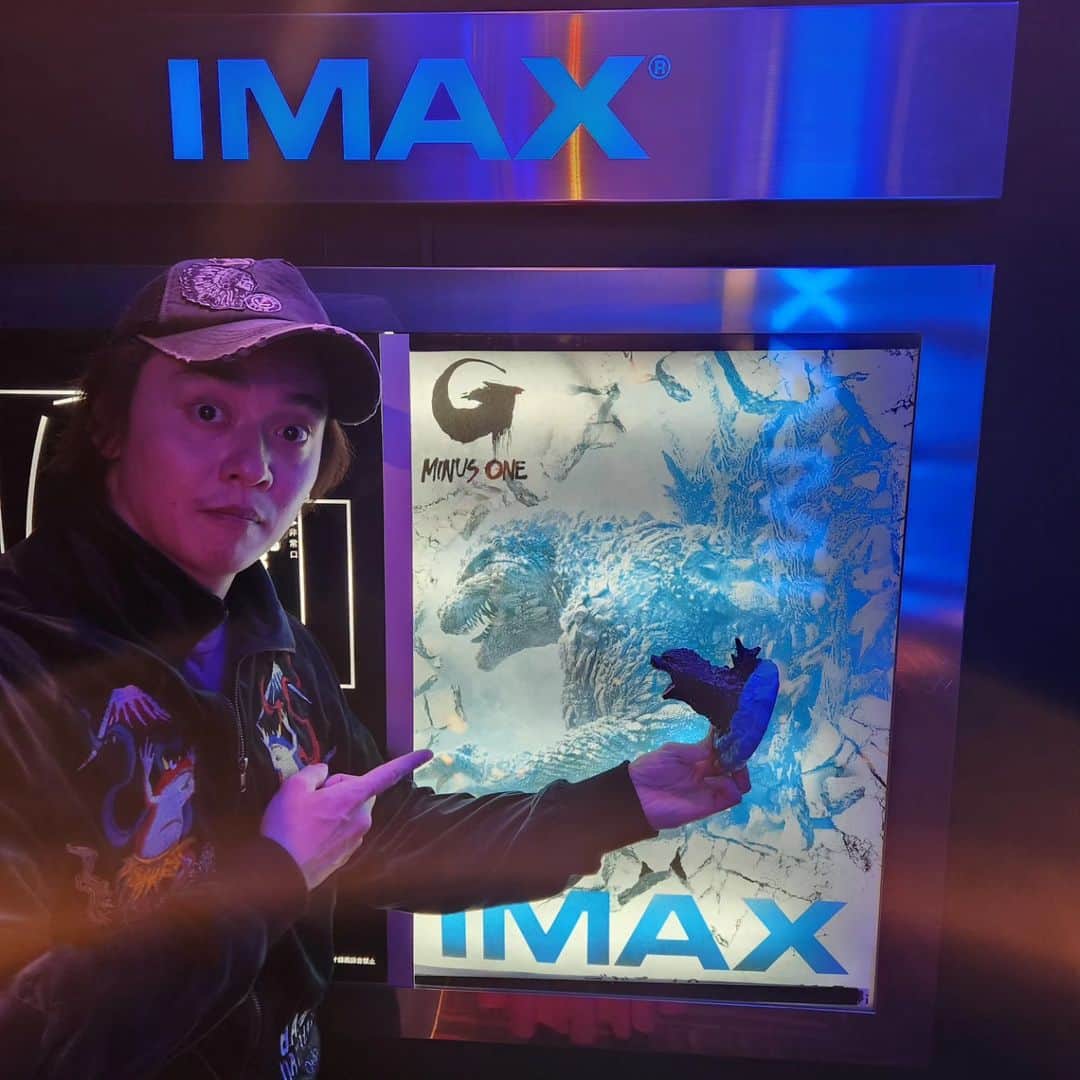 のインスタグラム：「ゴジラマイナスワン みましたー！  IMAX   やっぱり劇場であの曲が流れるとテンション上がりまくるな！  レジェンダリーゴジラとはまた違うゴジラで 工夫されたゴジラの演出やら色々楽しかった！  背鰭かっこいー  いろんな意見がでる作品でしょうね！ フィギュア化も楽しみ #ゴジラ　#ゴジラマイナスワン　#GODZILLA  #ゴジラ－1.0 #石垣佑磨」