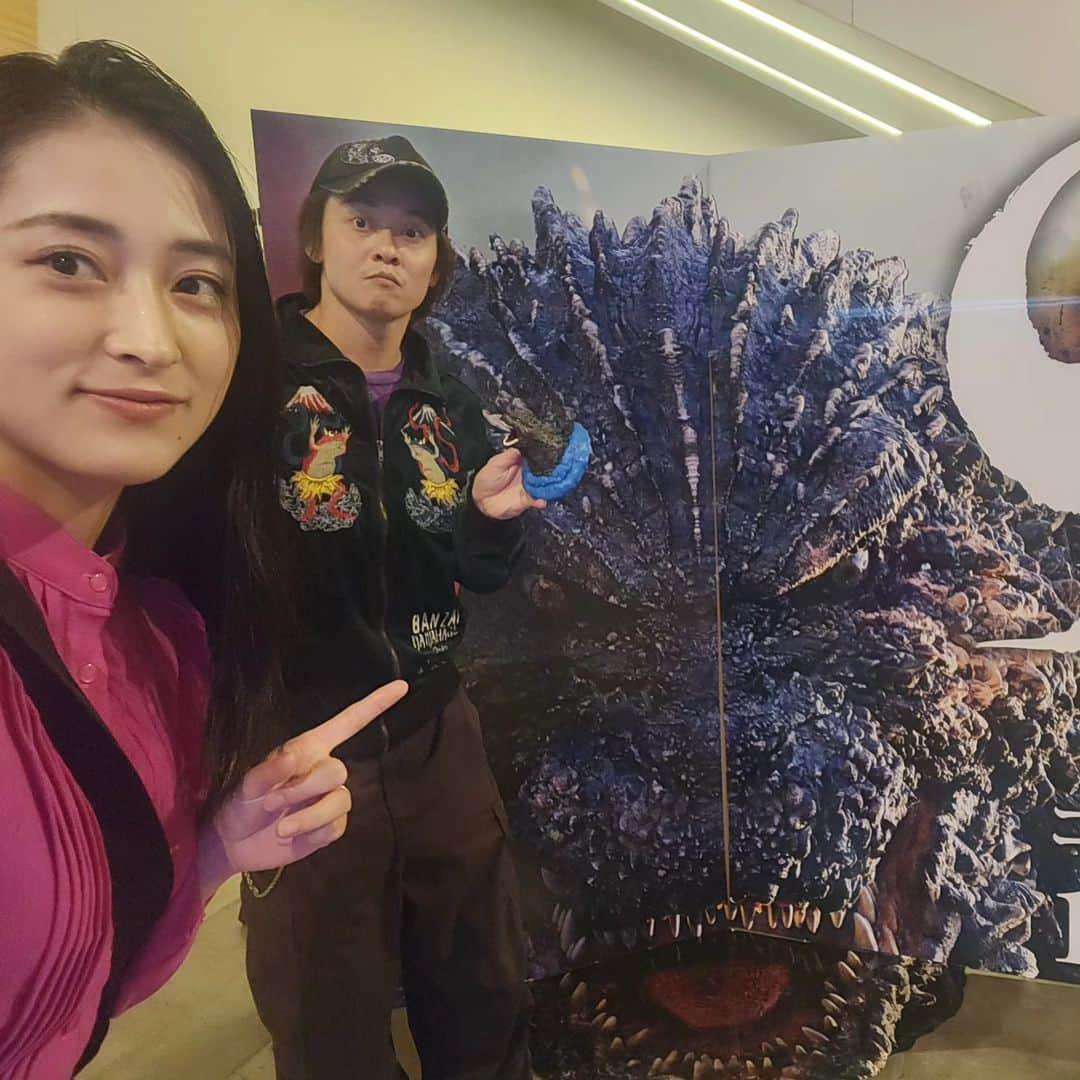 石垣佑磨さんのインスタグラム写真 - (石垣佑磨Instagram)「ゴジラマイナスワン みましたー！  IMAX   やっぱり劇場であの曲が流れるとテンション上がりまくるな！  レジェンダリーゴジラとはまた違うゴジラで 工夫されたゴジラの演出やら色々楽しかった！  背鰭かっこいー  いろんな意見がでる作品でしょうね！ フィギュア化も楽しみ #ゴジラ　#ゴジラマイナスワン　#GODZILLA  #ゴジラ－1.0 #石垣佑磨」11月6日 18時30分 - yumaxishigaki