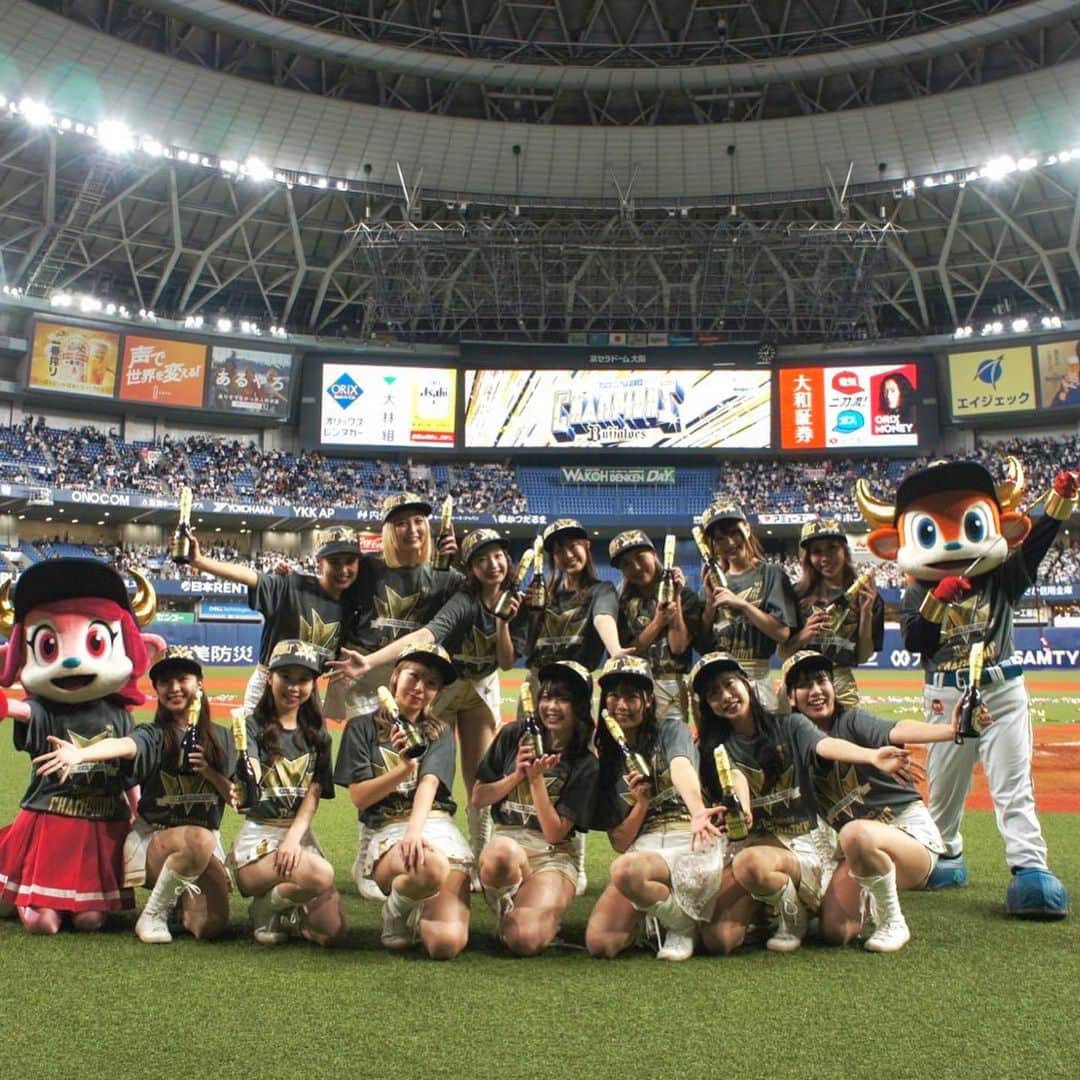 REINAさんのインスタグラム写真 - (REINAInstagram)「⁡ ⁡ ⁡ 改めまして2023シーズン 沢山のご声援ありがとうございました！💭 ⁡ ⁡ 今シーズンも最後の最後まで戦い続けた バファローズの選手の姿、 本当にカッコよかったです🥲💙 ⁡ ⁡ こんなに長く、濃いシーズンを 過ごすことが出来たのは バファローズの選手はもちろん、 いつも熱いご声援を送ってくださった 皆様のおかげです。 ⁡ オリックス・バファローズが そしてファンの皆様が本当にだいすきです。✨️ ⁡ ⁡ ⁡ #全員にありがとう ⁡ ⁡ ⁡ BsGirls2023の活動はまだありますので 引き続き14人で残りの期間も頑張ります🤝🏻 皆さま付いてきてくださいね🫣💞 ⁡ ⁡ ⁡ ⁡ ⁡ ⁡ #オリックス #BsGirls #Bs2023 #NPB #ORIX #buffaloes #プロ野球 #baseball #野球 #野球好き #オリ姫 #インスタ野球女子 #オリックスバファローズ #京セラドーム大阪 #SMBC日本シリーズ #関西ダービー #BsGirls10th💎 #instalike #like4like #followme  #reina_bsgirls #reina_360  #SMILE全開 #🌼 #🐰 #🥐」11月6日 18時32分 - reina_bsgirls_360