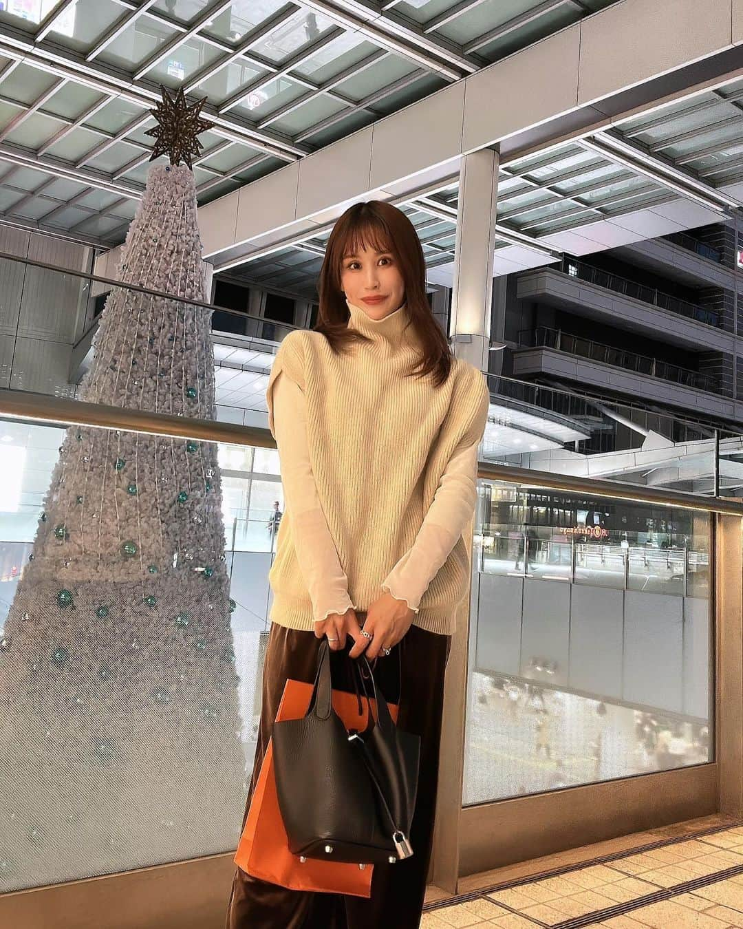 都築青空さんのインスタグラム写真 - (都築青空Instagram)「𝙛𝙖𝙨𝙝𝙞𝙤𝙣🎄 ツリーがもう飾られてて 世間はクリスマス気分💖 にしてはまだまだ暑いよね、、  All @sheinofficial @shein_japan  7日間、7つの SHEINスタイル tops 🔍【22006824】 bottoms 🔍【22004561】 inner @grl_official   割引クーポン番号：SHEINSW4007 割引率：15%OFF、6,000円以上は20%OFF 利用期限：〜12月末日  #SHEINstyleweek #SHEINforAll #ad #1weekfashion #1週間コーデ」11月6日 21時55分 - aozora723