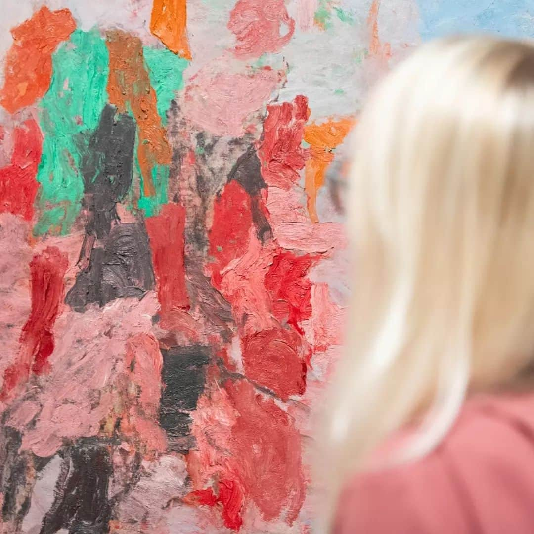 テート・ギャラリーのインスタグラム：「One of the 20th century’s most captivating painters, #PhilipGuston restlessly made paintings and drawings that captured the anxious and turbulent world around him. His distinct use of colour with various shades, swirls and layers of pinks and complex brushwork makes his already mysterious, dream-like images even more striking. 🎨  Guston constantly pushed himself to evolve in new and different directions. He lived to paint, but also loved poetry, saying ‘the poets see without the jargon of art’. Moving between surrealism, abstraction and figuration, he developed his best-known style in the late 1960s and 1970s creating images of strange figures, piles of shoes, light bulbs, cigarettes and clocks. Guston painted these often many times, inspired by his time in his studio, life and childhood.  On 24 November, join us for our free Tate Modern #TateLates for an exciting mix of artist-led workshops, live music and more to explore the influential work of Philip Guston. 🏭 🥂 See the full programme by clicking the link in our bio.」