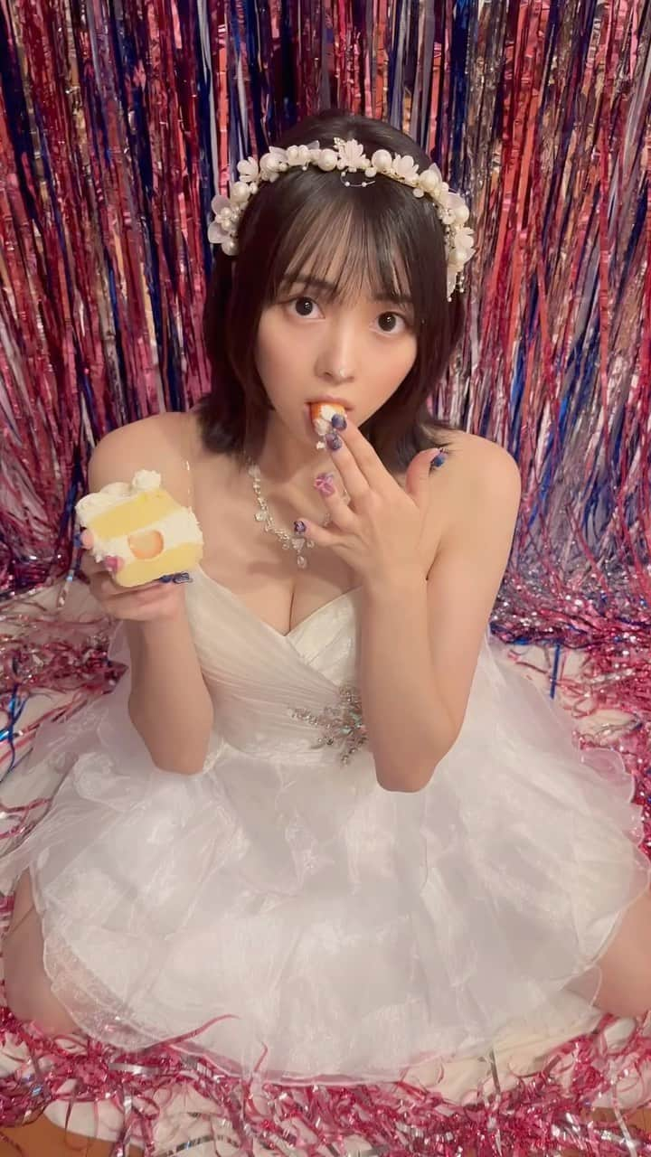 神南里奈のインスタグラム：「23歳になりました✨ がんばる！！ 友達が写真撮ってくれたんだけど 動画撮りながら写真撮るのが今のやり方らしいよ？？」