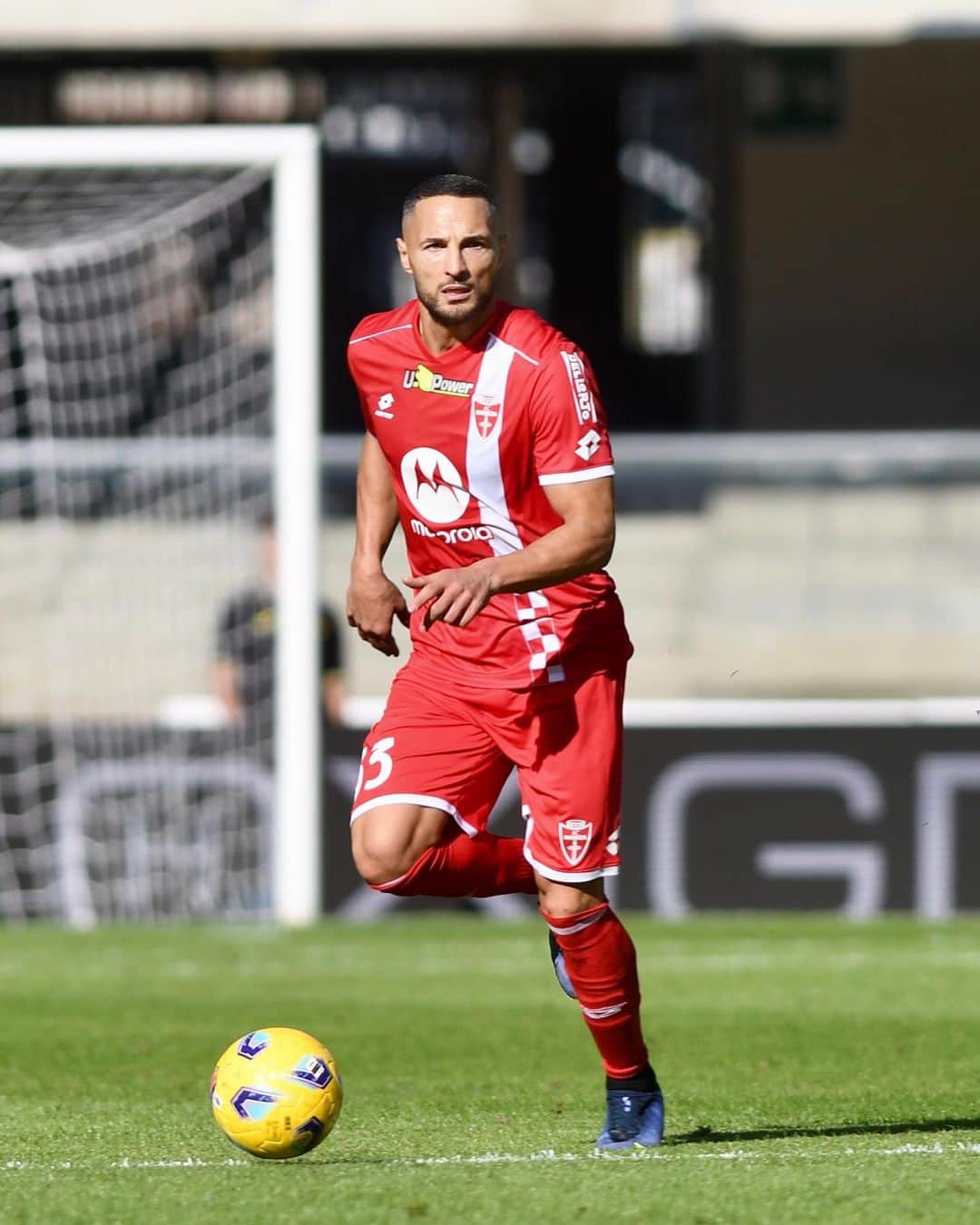 ダニーロ・ダンブロージオのインスタグラム：「Non è mai scontato vincere! Vittoria voluta e meritata ! 💪⚪️🔴 #seriea#veronamonza#squadra#acmonza」