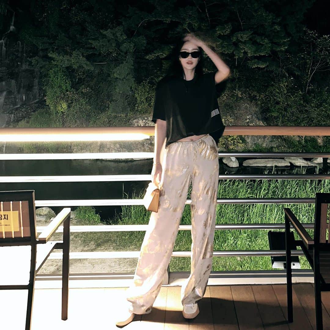 クォン・スジョンさんのインスタグラム写真 - (クォン・スジョンInstagram)「홍제천 폭포마당에서 칙칙폭포 보고 왔음. 🥶」11月6日 18時38分 - sujung92k