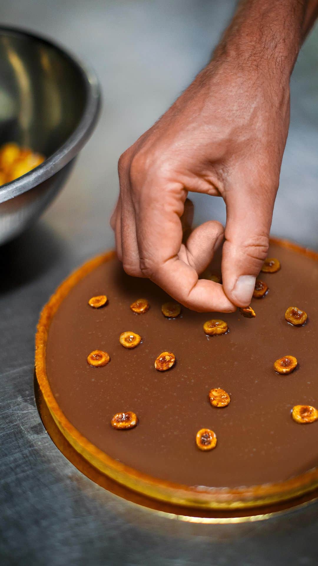 auchan_franceのインスタグラム：「Offrez-vous une dose de réconfort avec notre tarte du mois : la tarte caramel noisettes 🥧  Chaque matin, elles sont préparées directement en magasin, par nos talentueux pâtissiers 👨‍🍳  Avant d’adorer ses saveurs, découvrez sa recette 😉  Elles vous attendent en magasin, prêtes à être dégustées avec un bon café !  #Auchan #Patisserie #Tarte #ASMRFood」