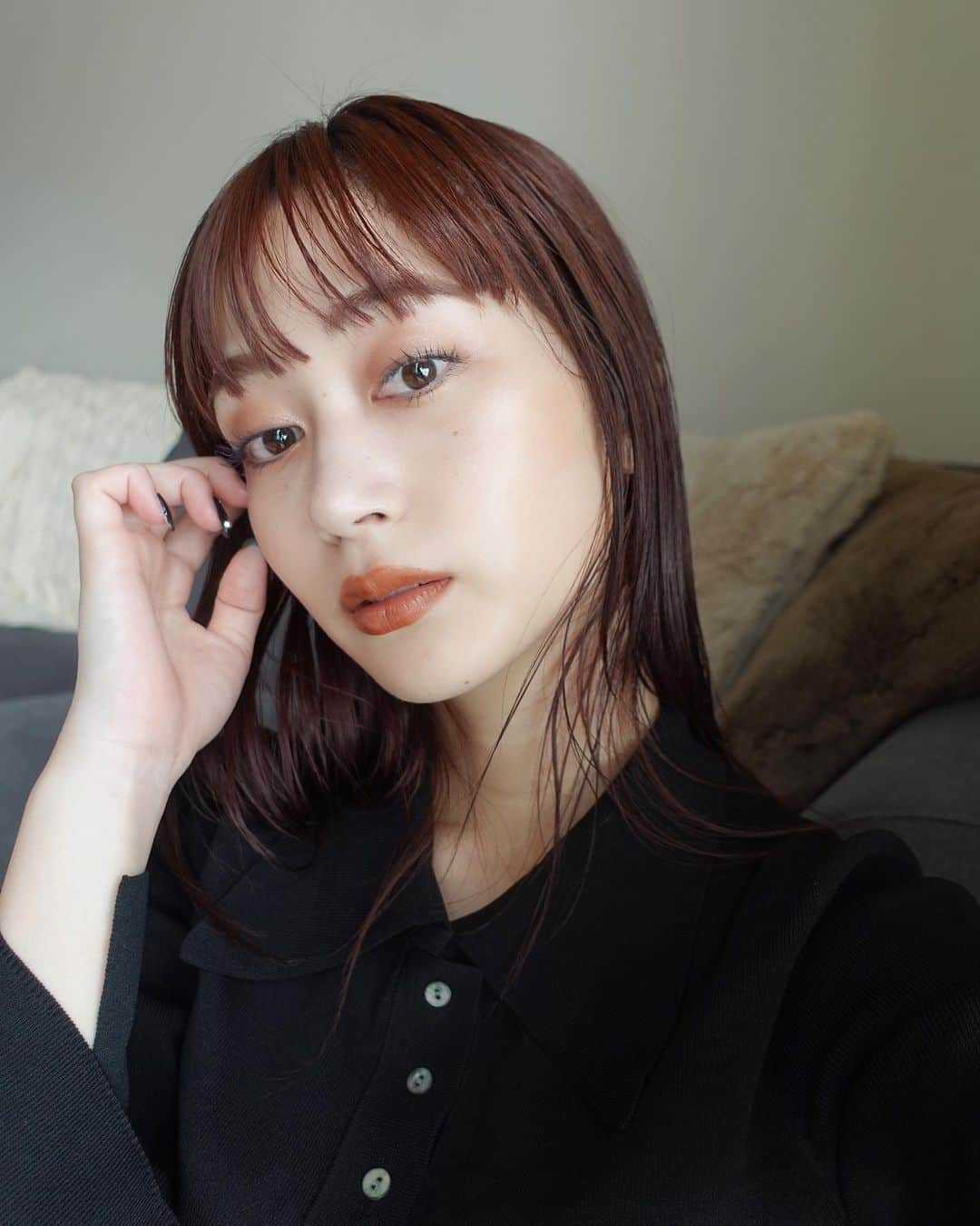 涼佳のインスタグラム：「ブラウンリップがよき🍂  @lpdgem.official のブラウンヒーローが 最近のお気に入り♡ 前髪もワイドバングに戻りまして かなーりしっくり◎」