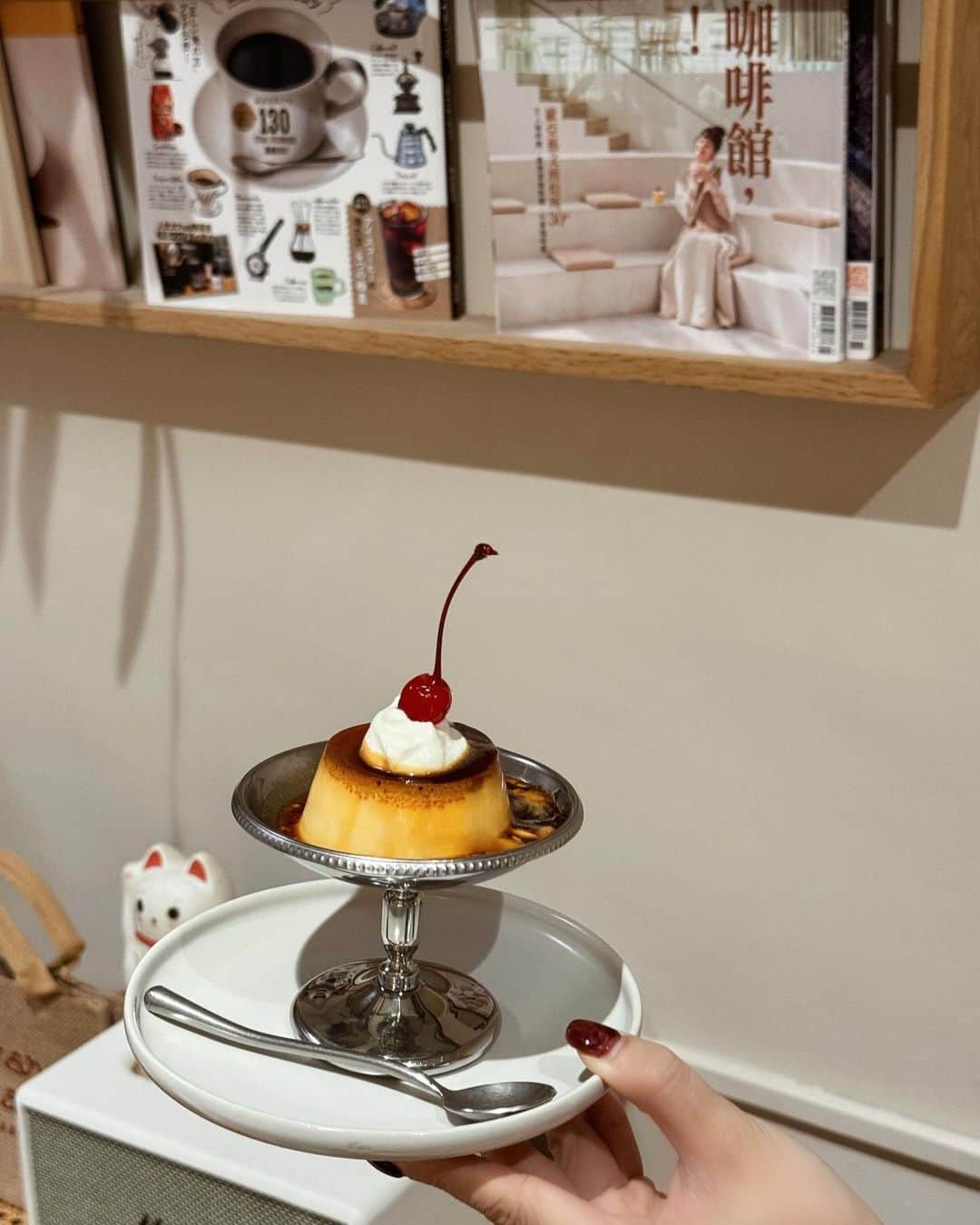 紀卜心のインスタグラム：「🍮🍒 據說金牛座11月運氣會大爆棚喲 我來感受看看🤔  #outfits @clastylist  鞋 #紀卜心kimixgracegift 晚上直播明天開賣！」