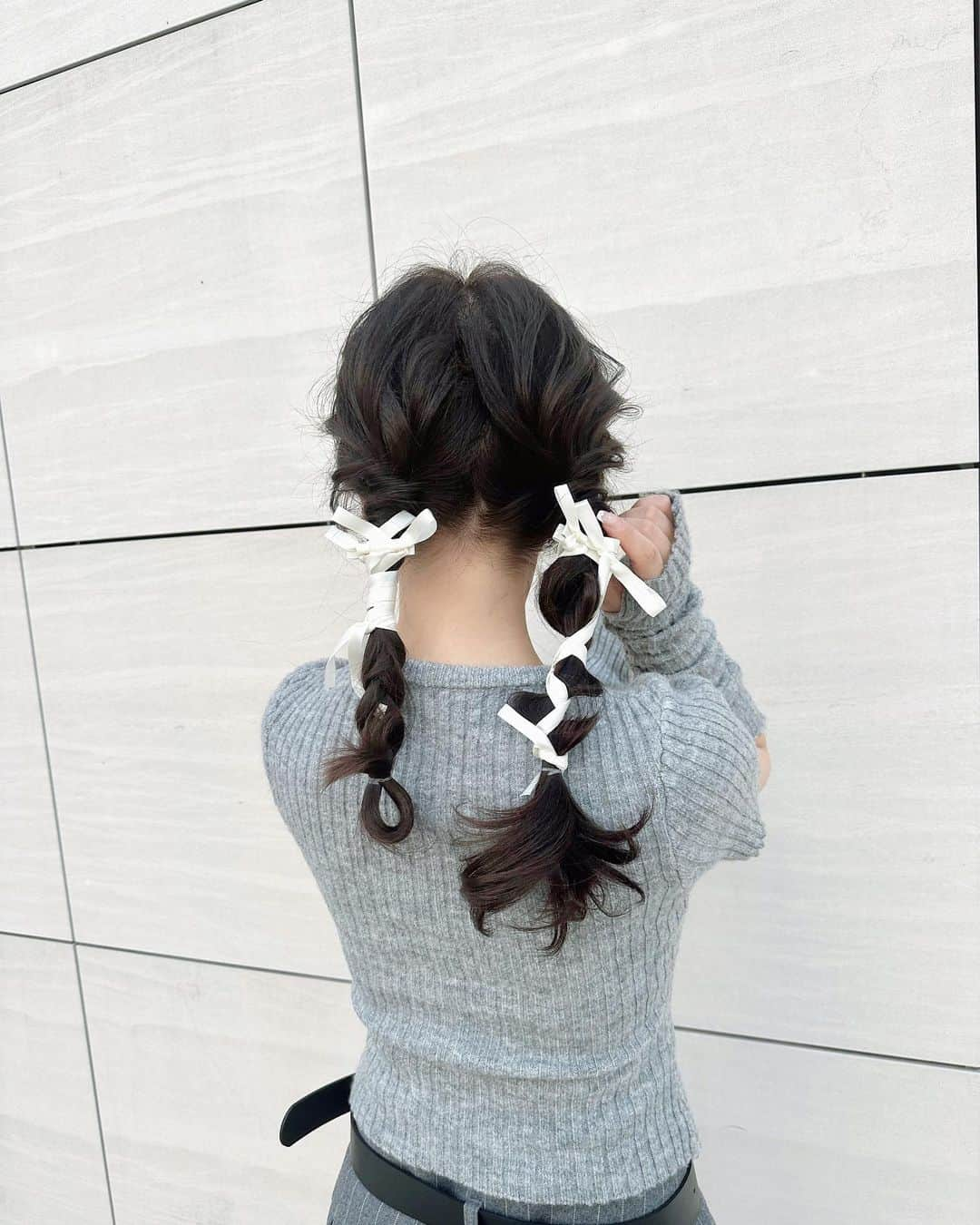 平松可奈子のインスタグラム：「‎𓈒 ˖ ࣪ 𝜗𝜚 ribbon arrange‎𓈒 ˖ ࣪ 𝜗𝜚   来店イベントの日のヘアセット🎀 白いリボンで左右非対称な ヘアにして頂きました…♡  可愛いヘアセットをしてくれたのは @ayana668  さん💐 お誘い頂き ありがとうございました💕 大切な日はヘアセットしたい🥹❕ (とても不器用なので、、、)  #pr #ヘアセット　#リボンアレンジ  #ヘアアレンジ　#girlyarrange  #girlyhair #ガーリーアレンジ　#kanacofashion」