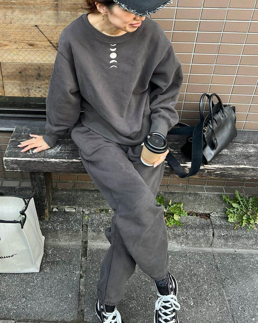 eiko kagamiさんのインスタグラム写真 - (eiko kagamiInstagram)「案の定、こちらのスエットセットアップが 色違い交互で制服となりつつある今日この頃😂❤️笑  こちらを含めた即完売の人気者シリーズ！！ 2度目の再販が始まりました👏✨  @sandlessmoon  この日は撮影帰りにいずみちゃんが イケメンに撮ってくれた写真で、お気に入り🤣😎✨  いろんな着回しにも抜群だから是非 公式アカウントのリールも見てね🫶 スウェットが苦手な方にもオススメだよ♡♡ . . . . . . #sandlessmoon#サンドレスムーン#大人カジュアル#カジュアルコーデ#セットアップ#スウェットコーデ#大人ファッション#アラフォーコーデ#高身長コーデ#ママコーデ#カフェ#カフェ活」11月6日 18時42分 - eikooo7