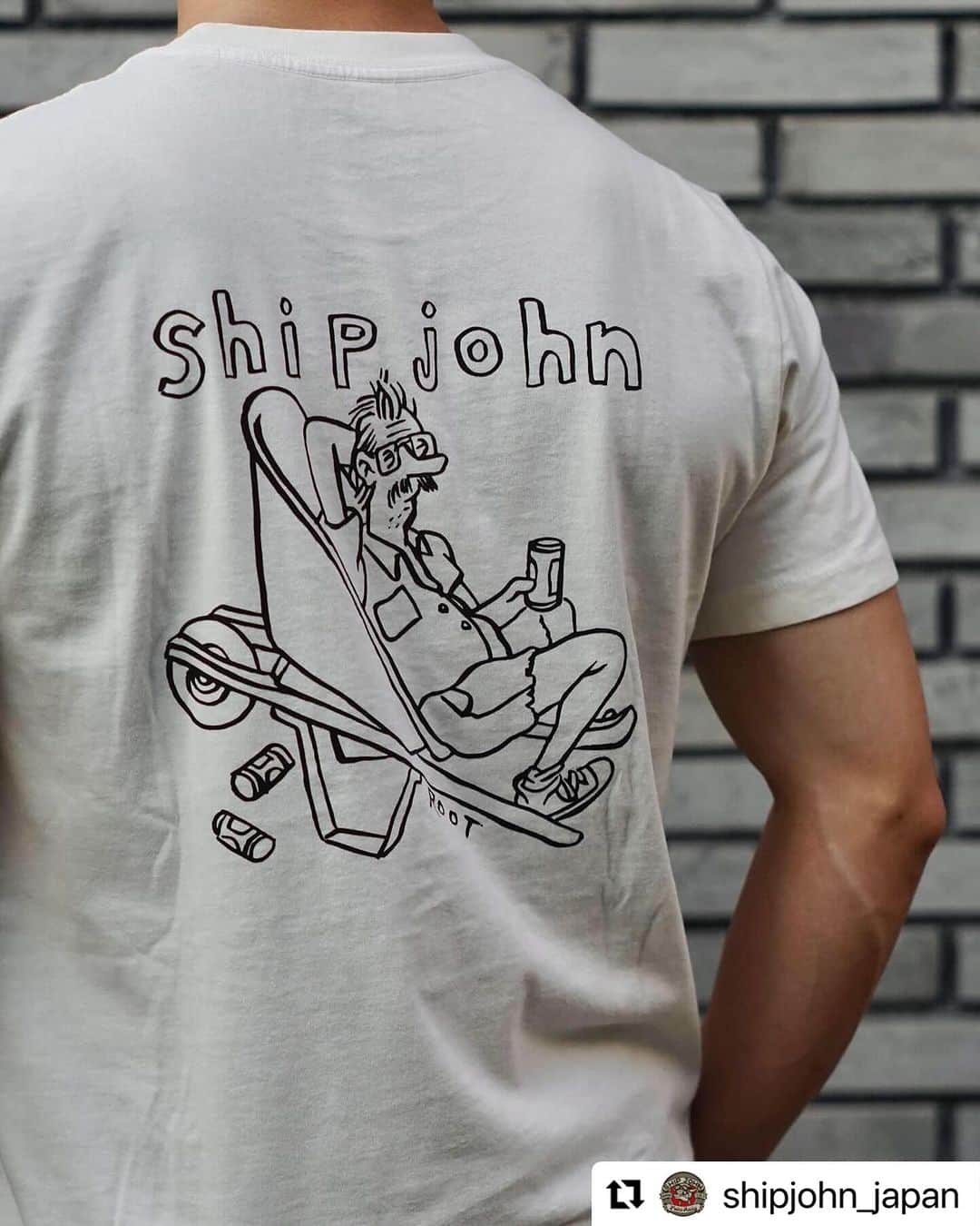ウェスコさんのインスタグラム写真 - (ウェスコInstagram)「#Repost @shipjohn_japan with @use.repost ・・・ New Arrival!!  SHIP JOHNから、本国でも大人気のデニムジャケットを含む新作３点が入荷しました！！ だんだん肌寒くなってきた今時期に即戦力となるアイテムをご紹介します。  ◎Ramblin' Jacket - Indigo Selvedge Denim 過去にも展開があった"Ramblin' Jacket"が再登場しました。 前回はブロークンツイルを使用していましたが、今回は15オンスにもなる厚手のクロキ製セルビッジデニムを使用しています。 シップジョンが得意とする「スタイリッシュだけど動きやすい」パターンメイキングはもちろん、ポケットデザインも他に無い実用性に優れたデニムジャケットです。 本国では販売開始から僅かの間にMサイズ以外は完売となった、特に人気のアイテムです。 前立て裏や袖裏、ポケット内部など様々な箇所に贅沢なミミ使いをしており、デニム好きには堪らないジャケットに仕上がっています！  ◎Patton Shirt - Mustard Organic Twill こちらはシップジョン定番の"Patton Shirt" シャンブレーやフランネルなど様々な生地で製作を続けています。 マスタードカラーのコットンツイル地が新鮮ですね。 落ち着いた色味なのでデニムやトラウザーなど様々なパンツと相性良くまとまります。 暗いトーンのコーディネートになりがちな秋冬に一着取り入れてみてはいかがでしょう？  ◎SJ×Tim Root Weelbarrow Pocket Tee こちらも定番のポケットTシャツです。 今回生地厚、首リブ共にゴツくなり今までより更に頑丈なTシャツに仕上がっています。 胸ポケットと背中のプリントはアーティストの"Tim Root"が手掛けています。 背中の人物はシップジョン代表のマイクです。老後のイメージでも描いたのでしょうか？ 日本ブランドには無いアメリカらしい一着です。  SHIP JOHN JAPAN、WESCO Setagaya、オンラインショップにて販売しております。  #shipjohn #kurokidenim #denim #japandenim #indigo #timroot #artist #art #shipjohnjapan #wescojapan #handmade #madeinUSA #oregon #portland #workwear #workwearstyle #japan #osaka」11月6日 18時42分 - wesco_japan