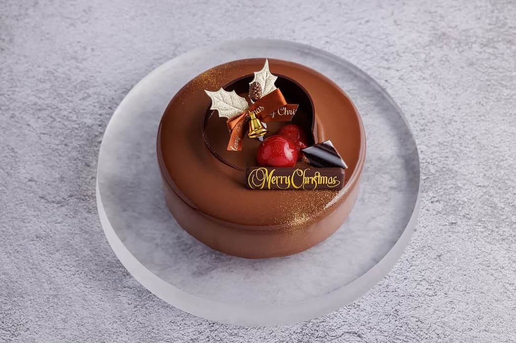 Decadence du Chocolatのインスタグラム：「《Christmas Cake 2023》  みなさま こんばんは💫🍂  今回はクリスマスケーキ【ノエル・ショコラ】についてご紹介します🤎  土台は、国産ゆずの柔らかな酸味をアクセントにしたホワイトチョコレートムースとジュレ。 自家製ヘーゼルナッツペーストが上質なビターチョコレートを引き立てます。 また、なめらかな口溶けのムースの中には2層の異なるクランチチョコを忍ばせました。  オーナメントの赤いボンボンショコラはこのケーキにインスパイアされたクリスマスケーキ限定フレーバー。 贅沢に丸ごと一粒ヘーゼルナッツが入った、ゆずとヘーゼルナッツの爽やかなショコラです。  クリスマスを彩るにふさわしいチョコレートケーキに仕上がりました。 ぜひご賞味いただきたい逸品です！✨  【アレルゲン】 小麦・卵・乳 はちみつを使用しています。 一歳未満の乳児には与えないでください。 【アルコール】 不使用  ＿＿＿＿＿＿＿＿＿＿＿＿＿＿ 🤎ノエル・ショコラ🤎 3号（1-2名様向け）税込 ¥3,240 5号（5-7名様向け）税込 ¥5,184  ◯ご予約期間 11/1〜12/18 ◯ご予約方法 店頭またはWeb ※事前支払い （お電話でのご予約は承っておりません。）  #decadanceduchocolat #デカダンスドュショコラ #茗荷谷 #茗荷谷グルメ #クリスマス #CHRISTMAS #クリスマスケーキ #Christmascake #クリスマスケーキ予約」