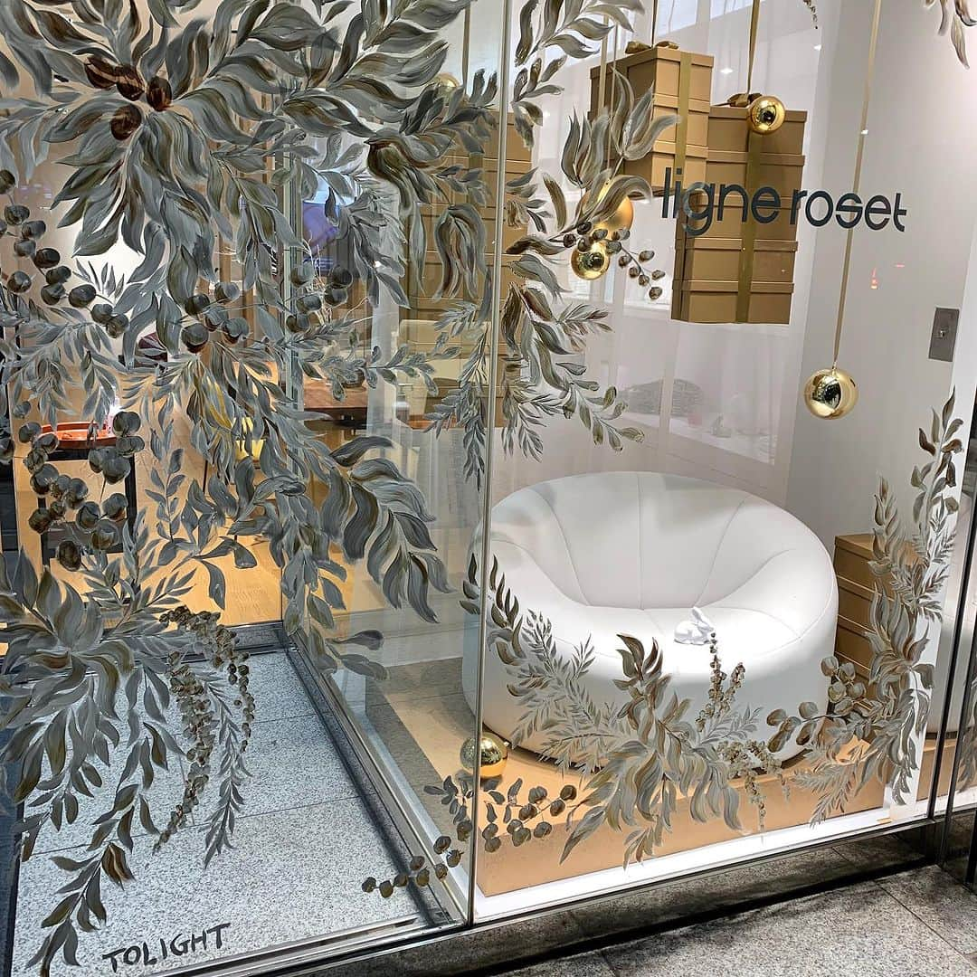 ligne roset shopさんのインスタグラム写真 - (ligne roset shopInstagram)「Christmas display🎄 今年の銀座店はホワイトとゴールドをテーマカラーに🥂  今年で50周年を迎えたロゼトーゴ、企画展「The Original」にて展示されたロゼパンプキンを正面に、手書きペイントを手掛けていただきました💐 とても華やかでディスプレイとの色の掛け合わせが美しいです。  Display: @yuking_o @pi3sun  Paint: @tolight_official   #ligneroset#lignerosetginza#ginza#interior#room#design#sofa#furniture#room#rosettogo#rosetpumpkin#christmasdisplay   #リーンロゼ#リーンロゼ銀座#銀座#インテリア#インテリアコーディネート#家具#ソファ#ロゼトーゴ#ロゼパンプキン#クリスマスディスプレイ  @ligneroset_jp」11月6日 18時43分 - ligneroset_jp_shop