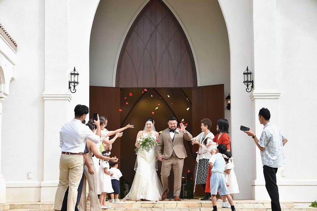 クチュールナオコウエディングさんのインスタグラム写真 - (クチュールナオコウエディングInstagram)「. お客様Wedding Photo𓂃 𓈒𓏸  Eines Villa di Nozze WAIKIKI LEIA Ceremony & After Ceremony 🌺  ピュアホワイトの世界に木のぬくもり感じるチャペル。  教会の扉が開かれる瞬間は 弾けるような光のシャワーがおふたりを包み込みます。  そのあとは、大切な方たちと一緒に リラックスしたアフターセレモニーを🧁  愛と祝福につつまれる 幸せなひとときを過ごして…♡  資料請求・来店予約・オンライン予約は、@couturenaoco_resortwedding プロフィールのHP🔗から  ＝＝COUTURE NAOCO SALON＝＝  銀座本店・札幌店・仙台店・名古屋店  京都店・心斎橋店・神戸店・福岡店  ◇全国対応オンライン相談も受付◇  ＝＝＝＝＝＝＝＝＝＝＝＝＝＝＝＝＝  @couturenaoco_resortwedding をフォロー＆ #クチュールナオコウェディング をつけて投稿してくださいね。 このアカウントでリグラムさせて頂きます。  #couturenaoco #クチュールナオコ #couturenaocowedding #ナオコウェディングストーリー #naocoweddingstory  #アイネスヴィラノッツェワイキキレイア  #ハワイウェディングレポ  #チャペルウェディング  #リゾートウェディング #リゾート結婚式 #海外挙式 #ハワイ挙式準備  #チャペル挙式  #プレ花嫁 #ウェディングレポ  #お客様フォト  #カップルフォト  #ダイヤモンドヘッド  #チャペル撮影 #リゾートフォト  #前撮り #後撮り #2024婚  #weddingideas #weddinginspiration  #hawaiiweddingstyle #weddingcouple」11月6日 18時53分 - couturenaoco_resortwedding