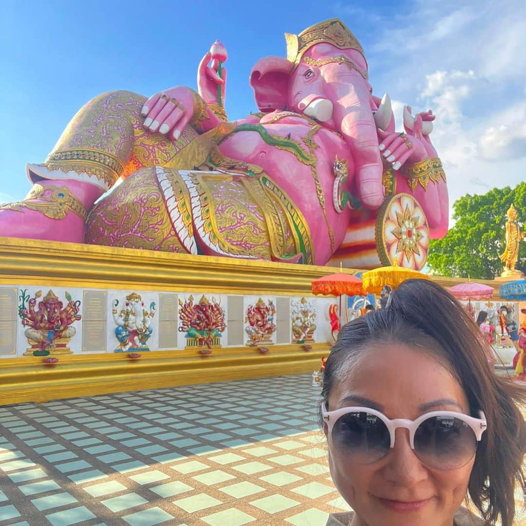 マキ・コニクソンさんのインスタグラム写真 - (マキ・コニクソンInstagram)「ワット サマーン  ラッタナーラーム Wat Saman Rattanaram に来ました。 タイの仏教寺院です。 ピンクのガネーシャがくつろいでいます。 実物は想像以上に大きかった！  友達のパイロットのヨシがフライトで 早朝にバンコクに到着したので 彼が仮眠をとってから合流しました。  ピンクのガネーシャは映えしますねー。 お勧めスポット！☝🏼  そうだ！行く道にドライバーさんが ボバティのお店に寄ってくれました。 そこがめちゃくちゃ美味しかった！ (写真5,6枚目)  #タイのおすそ分け #ワットサマーンラッタナーラーム  #ピンクのガネーシャ」11月6日 18時46分 - makikonikson
