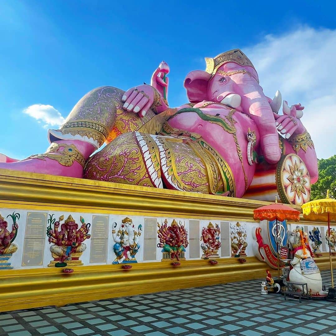 マキ・コニクソンさんのインスタグラム写真 - (マキ・コニクソンInstagram)「ワット サマーン  ラッタナーラーム Wat Saman Rattanaram に来ました。 タイの仏教寺院です。 ピンクのガネーシャがくつろいでいます。 実物は想像以上に大きかった！  友達のパイロットのヨシがフライトで 早朝にバンコクに到着したので 彼が仮眠をとってから合流しました。  ピンクのガネーシャは映えしますねー。 お勧めスポット！☝🏼  そうだ！行く道にドライバーさんが ボバティのお店に寄ってくれました。 そこがめちゃくちゃ美味しかった！ (写真5,6枚目)  #タイのおすそ分け #ワットサマーンラッタナーラーム  #ピンクのガネーシャ」11月6日 18時46分 - makikonikson