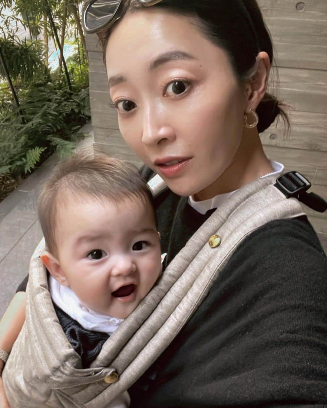 yonfa0823のインスタグラム：「怒涛の10月が終わりました💫  娘もお留守番よく頑張りました👶🏻  最近の成長記録。 生後6ヶ月になりました✨ 離乳食も始まり新たな感動の連続です🥹 . . . .  #生後6ヶ月」