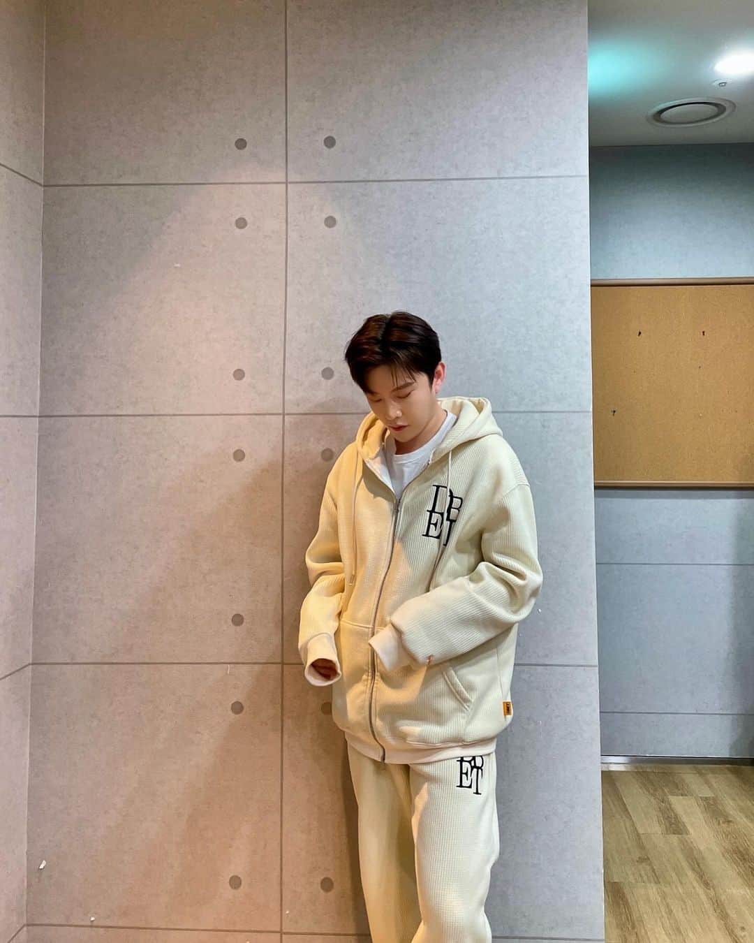 ユソンのインスタグラム：「추우니까 소매도 따뜻하게🔥」
