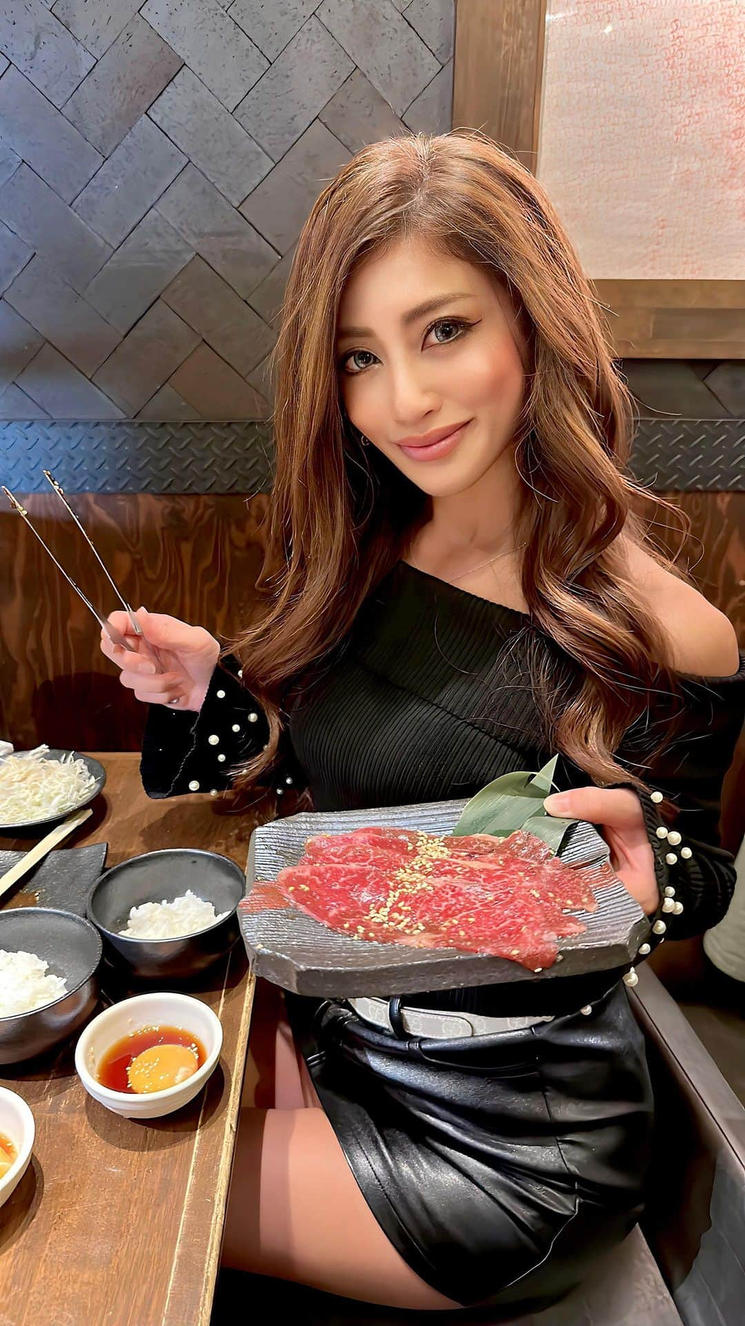 YURIKAのインスタグラム：「🥩  📍新宿『炭火焼ホルモンぐぅ』 @gu_shinjuku   今回頂いたのは全11種類の部位を 七輪の炭火焼で楽しめる 飲み放題付きの【極コース】✨  ★ぐう名物★浅漬けキムチ 本日の煮込み 本日のお刺身 極タン 特選赤身 ホルモン 3種盛り（塩）〜ガツ・レバー・シビレ～ ホルモン ３種盛り（タレ）〜上ミノ・ハチノス・ホルモン～ 飲めるロース カルビ ハラミ オンザライス 本場 盛岡ミニ冷麺 アイスクリーム  名物の浅漬けキムチは普通のキムチと違って 白菜がシャキシャキと水々しく食感がいい✨  こちらのお店では千切りキャベツと ごま油と塩で和えたねぎダレがおかわり自由🥢 和風orコチュジャンマヨの ドレッシングも美味しくて ３回おかわりしました！笑  煮込みはもつ煮込みで優しいお味で ゴロゴロ入った牛すじにも めちゃくちゃ味が滲みてて美味しかった✨  さくらユッケは新鮮な桜肉と 卵黄と甘いタレのマリアージュで さっぱりながらトロける美味しさ🤤  お肉は厚切りの極タン、極ハラミから👏🏻 厚切りだけど歯切りが良く めちゃくちゃ柔らかくジューシー🤍 タンにねぎダレがめっちゃ合います✨  ホルモンは色んな部位を食べ比べできて その日の厳選されたものを塩、タレ それぞれの味で頂きました😋  塩はレバー、ハツ、シビレの旨みを感じ 味噌は脂の乗った甘くてぷりっぷりな ホルモンと合ってお酒とよく合います💓  薄切りの飲めるロースは表面をさっと炙って 卵黄とタレを絡めてオンザライス！  最後のお肉はカルビとハラミで 極ハラミよりあっさりしていますが 柔らかくジューシーで旨みを感じます✨  〆はお出汁の効いたコシのある盛岡冷麺で とても美味しく頂きました🥢 ラストにアイスが付いています🍨  これだけのボリュームで そして美味しいお肉とホルモンと 飲み放題付きで7000円という破格！😳  新鮮で肉質も良くてこのお値段は 本当にお得すぎる🥹✨  元気いっぱいの店員さん達の 素敵な接客も居心地が良くて また美味しいホルモンを食べに 伺いたいと思います🤍🤍🤍  #PR #炭火焼ホルモンぐう新宿 #新宿ディナー #新宿グルメ #新宿焼肉 #新宿ホルモン #東京グルメ #東京焼肉 #食べログ #foodie #yakiniku」