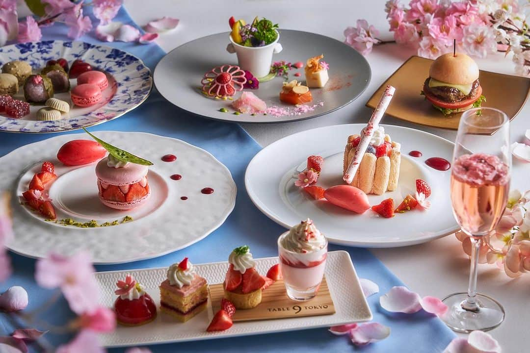 Table 9 TOKYO さんのインスタグラム写真 - (Table 9 TOKYO Instagram)「「DINING & BAR TABLE 9 TOKYO」2ヵ月ごとに変わる限定スイーツコース✨  【Stylish afternoon tea ～Strawberry and Chocolate～】 甘酸っぱい旬のいちご🍓とチョコレートのマリアージュが堪能できる洗練されたスイーツコースです❗️ 期間／2023年12月1日（金）〜1月31日（水）  【Fancy afternoon tea ～Strawberry and SAKURA～】 写真映え抜群の鮮やかなスイーツに注目✨春の訪れを感じる桜🌸も取り入れた可愛らしいコースです✨ 期間／2024年2月1日（木）〜3月31日（日）  「DINING & BAR TABLE 9 TOKYO」A limited dessert course that changes every two months✨  【Stylish afternoon tea ～Strawberry and Chocolate～】 This sophisticated sweets course offers a marriage of sweet and sour seasonal strawberries and chocolate! Duration／December 1, 2023 (Friday) to January 31, 2024 (Wednesday)  【Fancy afternoon tea ～Strawberry and SAKURA～】 Look out for the vibrant, photo-worthy sweets! Introducing a sophisticated dessert course with a chocolate focus.  It incorporates the charm of cherry blossoms 🌸 to evoke the arrival of spring, making it an adorable experience ✨ Duration／February 1, 2024 (Thursday) to March 31, 2024 (Sunday)  #スイーツコース #東京スイーツコース #ホテルスイーツめぐり #限定スイーツ #限定スイーツコース #期間限定 #期間限定スイーツ #いちご #いちごスイーツ #苺 #苺スイーツ #チョコレート #チョコレートスイーツ #春のスイーツ #ホテルスイーツ #旬のスイーツ #table9tokyo #table9 #品プリ #品川プリンス #品川プリンスホテル #プリンスホテル #東京 #品川 #品川駅 #東京ホテル #品川駅徒歩2分 #shinagawa #shinagawaprince #shinagawaprincehotel」11月6日 18時55分 - table9tokyo