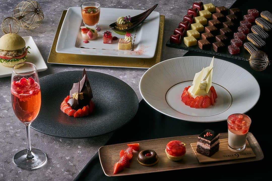 Table 9 TOKYO さんのインスタグラム写真 - (Table 9 TOKYO Instagram)「「DINING & BAR TABLE 9 TOKYO」2ヵ月ごとに変わる限定スイーツコース✨  【Stylish afternoon tea ～Strawberry and Chocolate～】 甘酸っぱい旬のいちご🍓とチョコレートのマリアージュが堪能できる洗練されたスイーツコースです❗️ 期間／2023年12月1日（金）〜1月31日（水）  【Fancy afternoon tea ～Strawberry and SAKURA～】 写真映え抜群の鮮やかなスイーツに注目✨春の訪れを感じる桜🌸も取り入れた可愛らしいコースです✨ 期間／2024年2月1日（木）〜3月31日（日）  「DINING & BAR TABLE 9 TOKYO」A limited dessert course that changes every two months✨  【Stylish afternoon tea ～Strawberry and Chocolate～】 This sophisticated sweets course offers a marriage of sweet and sour seasonal strawberries and chocolate! Duration／December 1, 2023 (Friday) to January 31, 2024 (Wednesday)  【Fancy afternoon tea ～Strawberry and SAKURA～】 Look out for the vibrant, photo-worthy sweets! Introducing a sophisticated dessert course with a chocolate focus.  It incorporates the charm of cherry blossoms 🌸 to evoke the arrival of spring, making it an adorable experience ✨ Duration／February 1, 2024 (Thursday) to March 31, 2024 (Sunday)  #スイーツコース #東京スイーツコース #ホテルスイーツめぐり #限定スイーツ #限定スイーツコース #期間限定 #期間限定スイーツ #いちご #いちごスイーツ #苺 #苺スイーツ #チョコレート #チョコレートスイーツ #春のスイーツ #ホテルスイーツ #旬のスイーツ #table9tokyo #table9 #品プリ #品川プリンス #品川プリンスホテル #プリンスホテル #東京 #品川 #品川駅 #東京ホテル #品川駅徒歩2分 #shinagawa #shinagawaprince #shinagawaprincehotel」11月6日 18時55分 - table9tokyo